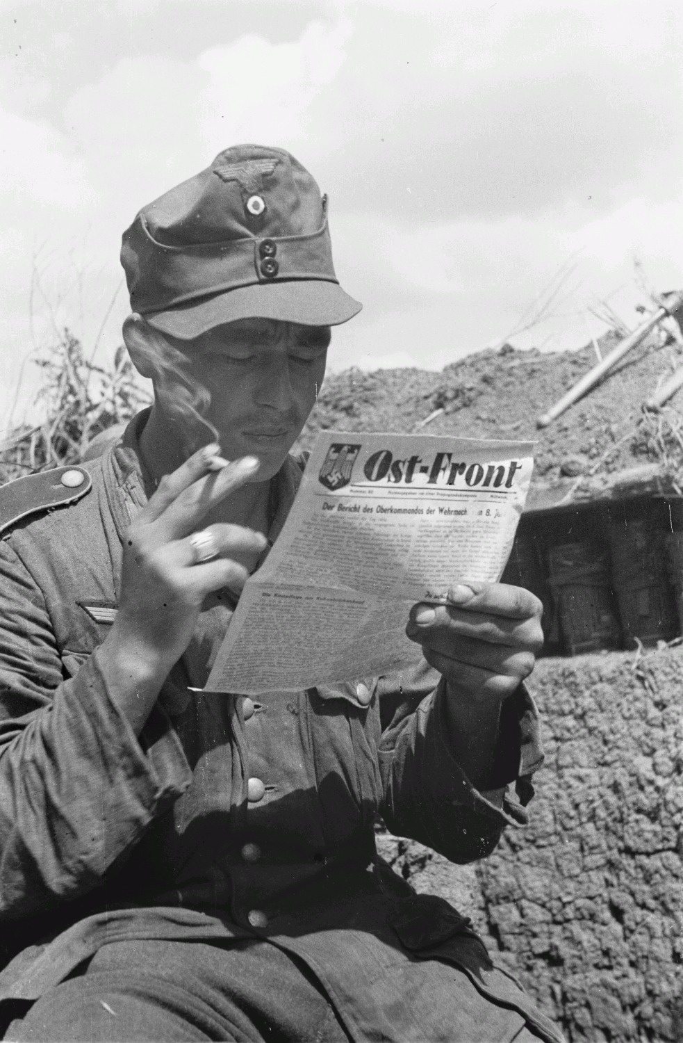Немецкий солдат читает газету