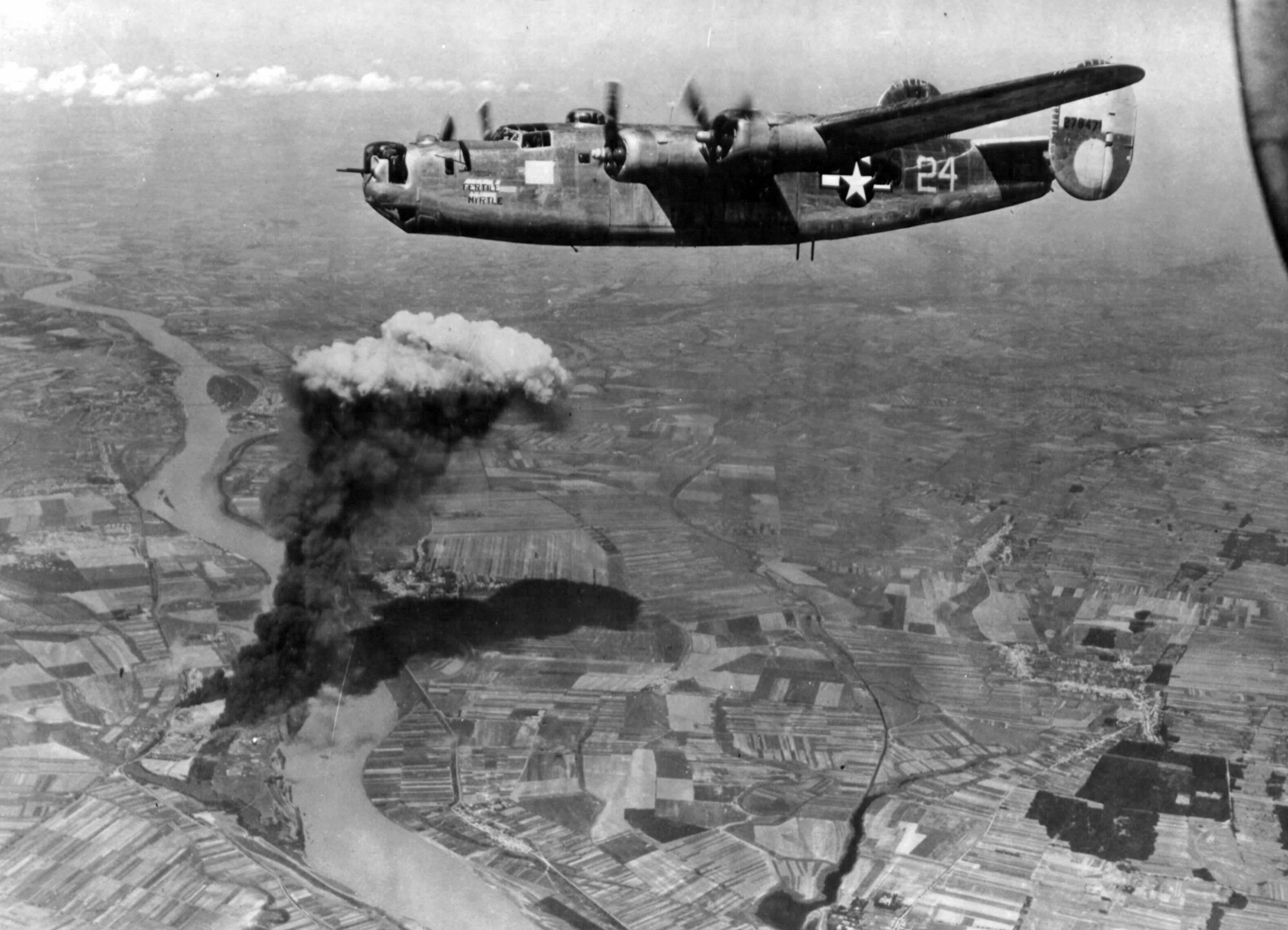 Бомбардировки второй мировой войны. Либерейтор б-24 бомбы. B24 самолет. Американские бомбардировщик б 24.