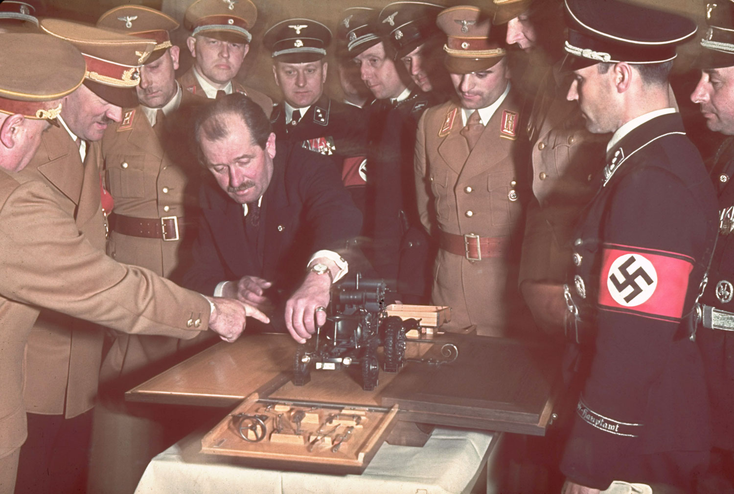 Фердинанд Порше и Адольф Гитлер