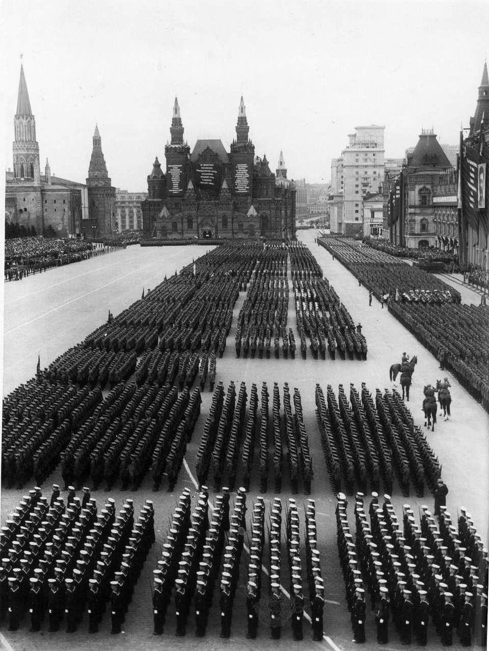 Где проходил парад 41. Парад 7 ноября 1941. Парад на красной площади Москва 1941. Военный парад 7 ноября 1941 года в Москве на красной площади. Военный парад на красной площади 7 ноября 1941 г.