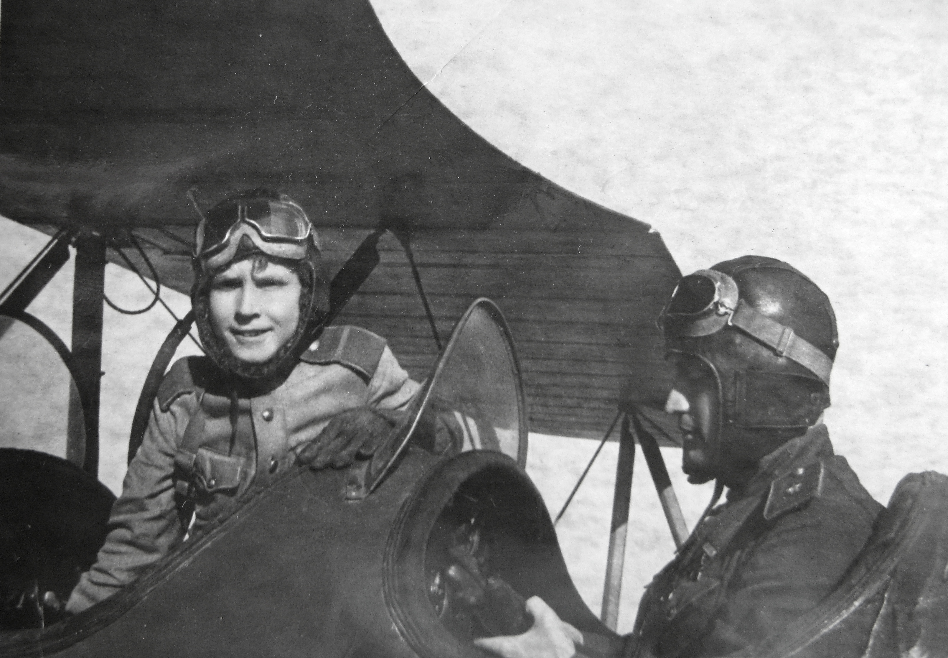 Гагарин военный летчик. Каманин - самый молодой лётчик.