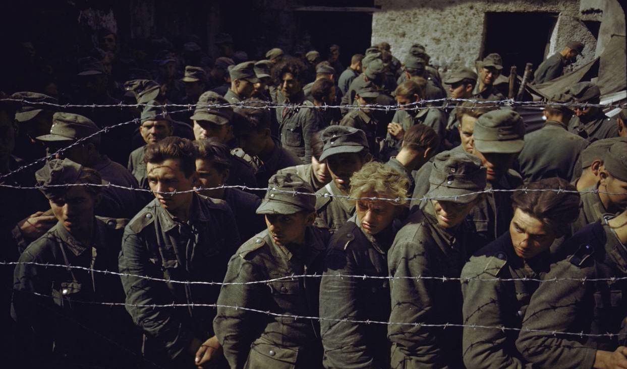 Куда немцы загнали пленных переночевать. Лагерь для военнопленных 1944. Военнопленные второй мировой войны.