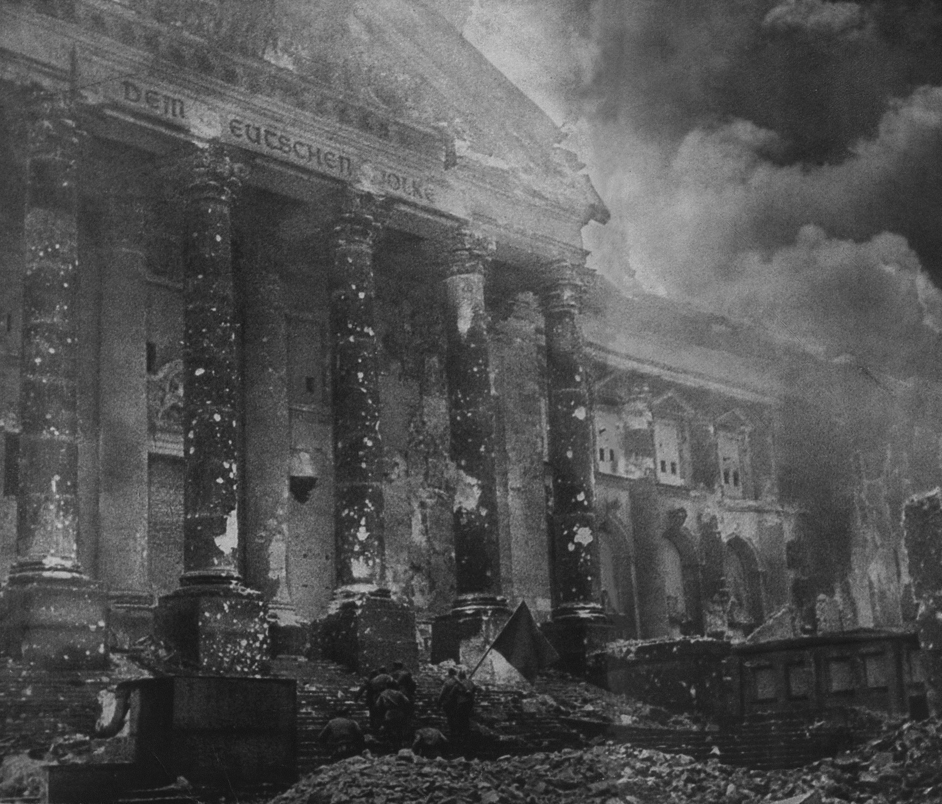 16 мая 1945 года. Рейхстаг в Берлине 1945. Битва за Берлин штурм Рейхстага. Штурм Рейхстага 1945 Знамя Победы.