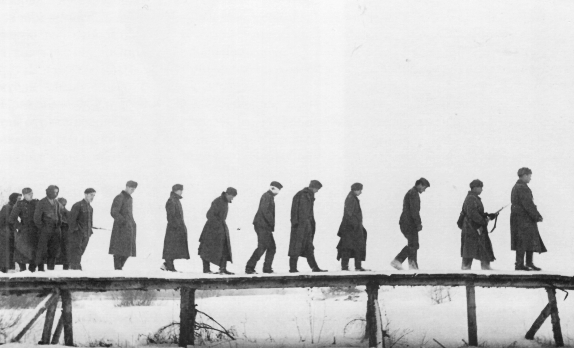 Куда немцы загнали пленных переночевать. Пленные немцы под Москвой 1941. Немецкие солдаты под Москвой 1941. Немцы на мосту ВОВ.