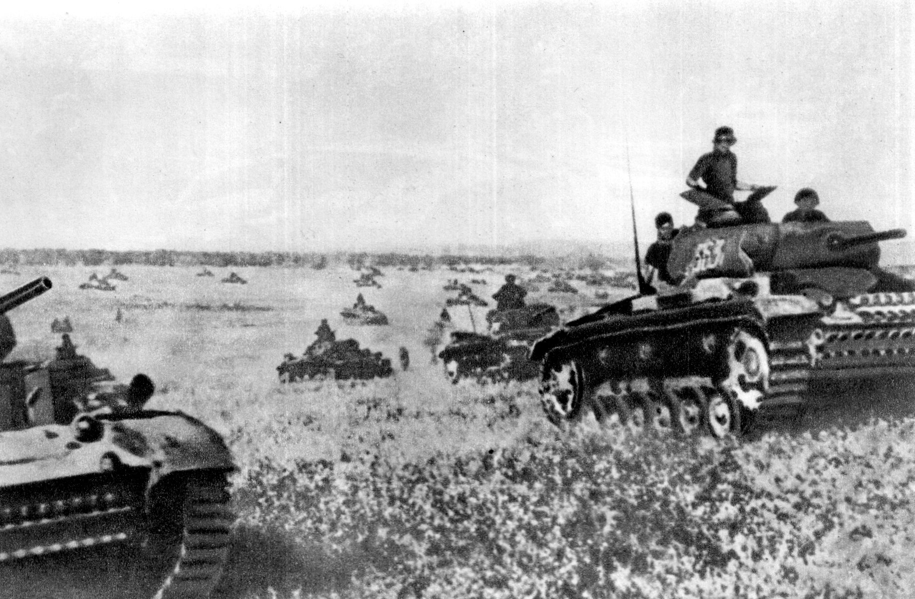 Наступление вермахта на москву. Танковая колонна СССР 1941. Немецкие танки в наступлении 1941. Фашистские танки 1941 года. Наступление вермахта 1941.
