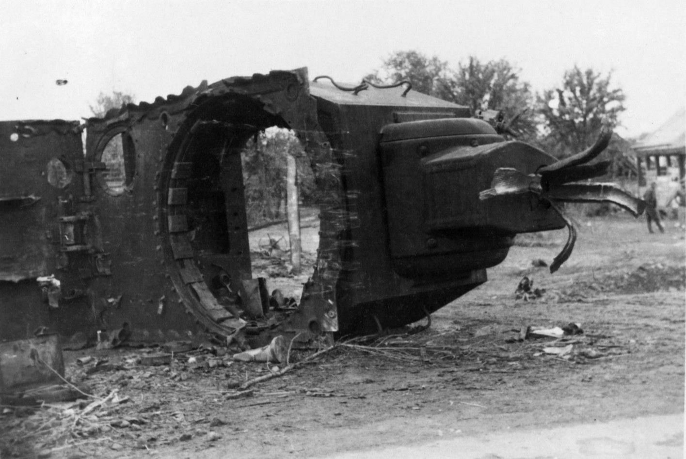 Разрыв танков. Подбитый танк кв-2. Кв 2 1941. Кв2 танк 1941. Кв2 уничтожил немецкий танк.