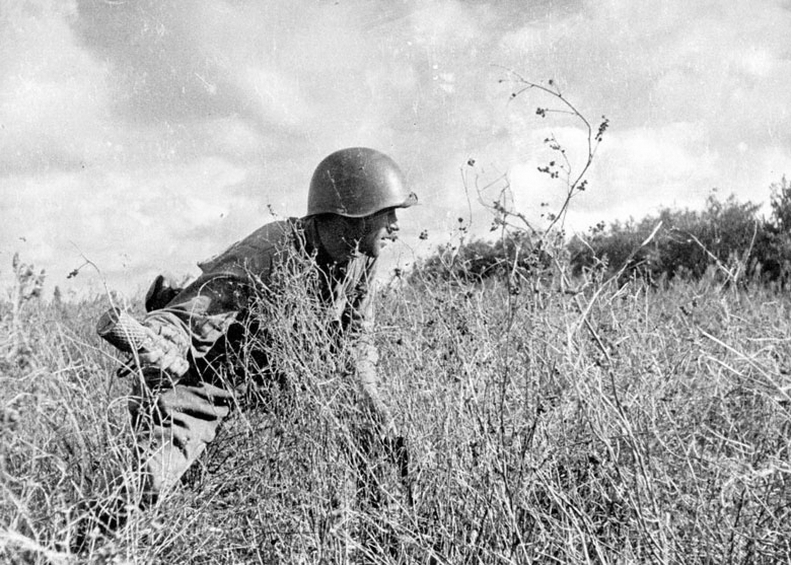 Я пришел один я пришел с войны. Солдат РККА С гранатой. Советские солдаты на поле ВОВ. Раненый немецкий солдат 1941.