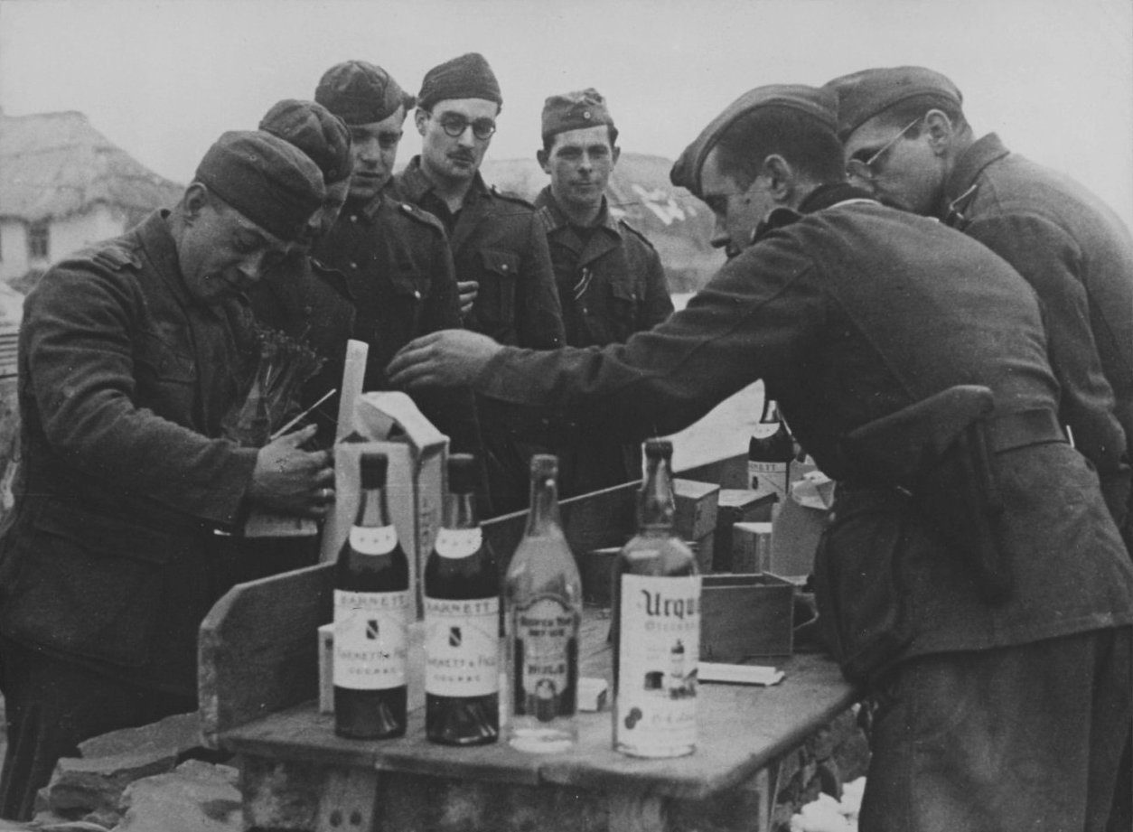 Солдаты вермахта пьют шнапс