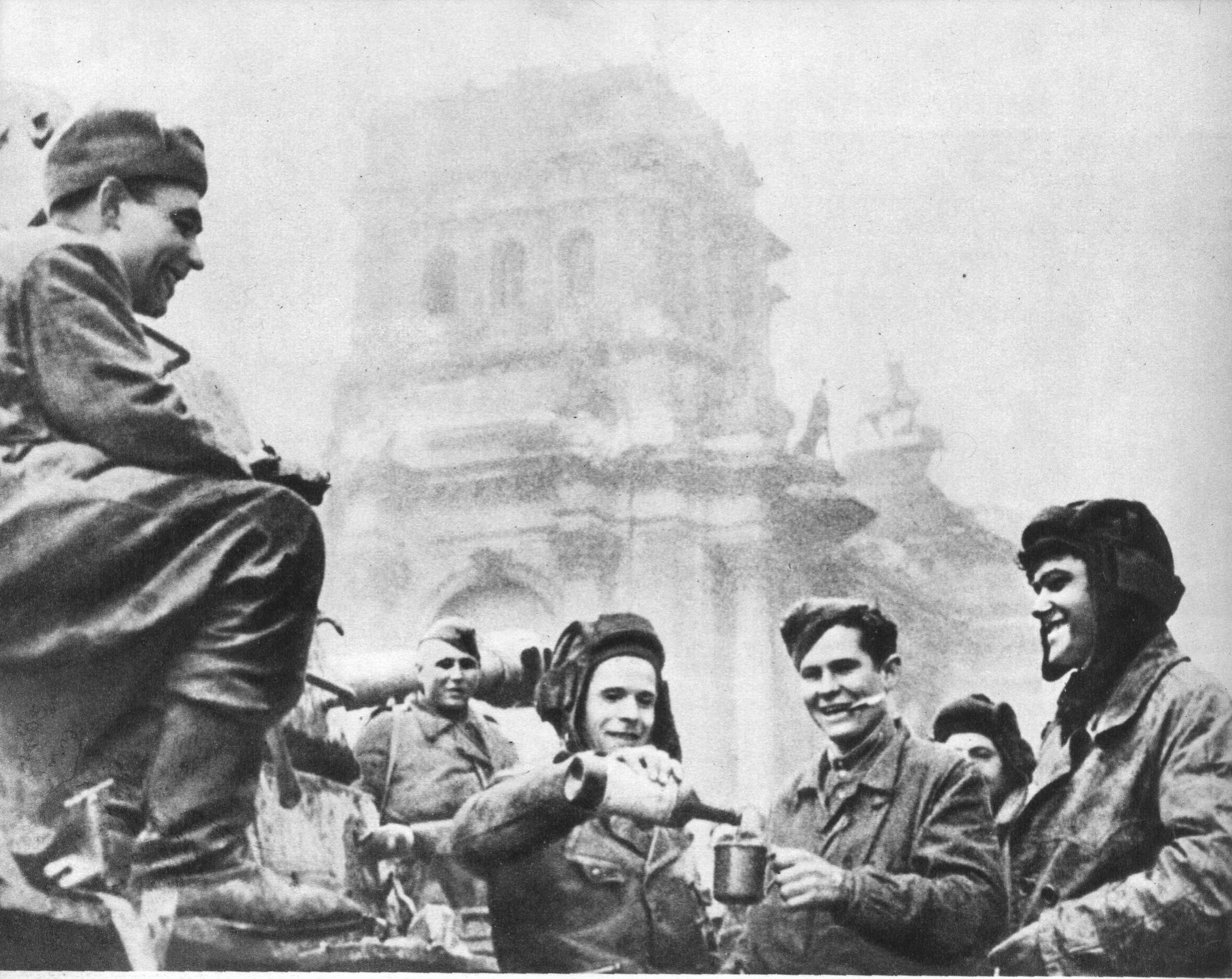 Фото великой победы 1941 1945. Советские солдаты у Рейхстага 1945. Советские солдаты в Берлине Рейхстаг. Советские солдаты в Берлине 1945. Рейхстаг май 1945.