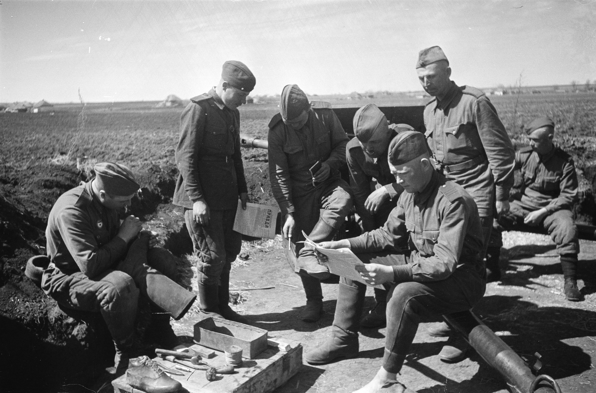 Советские солдаты ВОВ на привале
