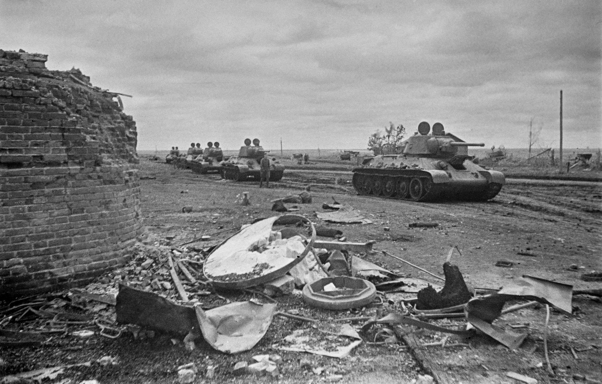 Советский танк 1943 года. Танк т 34 Украина осень 1943. Танковая колонна СССР 1941. Танковая колонна 1943. Колонна танков т-34.