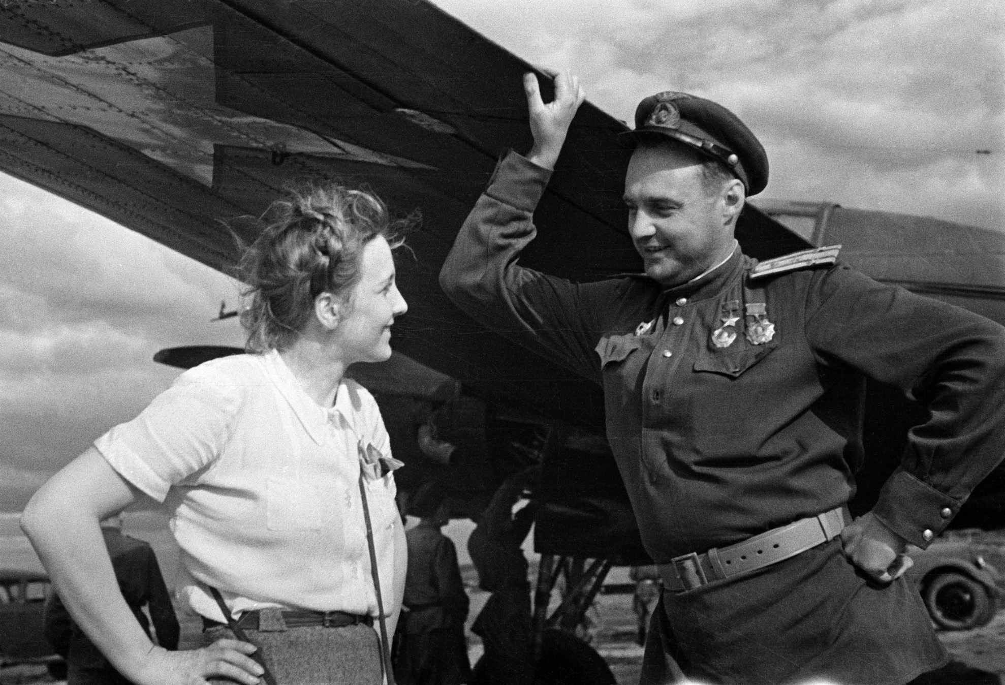 Жены военных в военное время. Синий платочек 1941-1945. Военные кадры. Танцы на фронте.