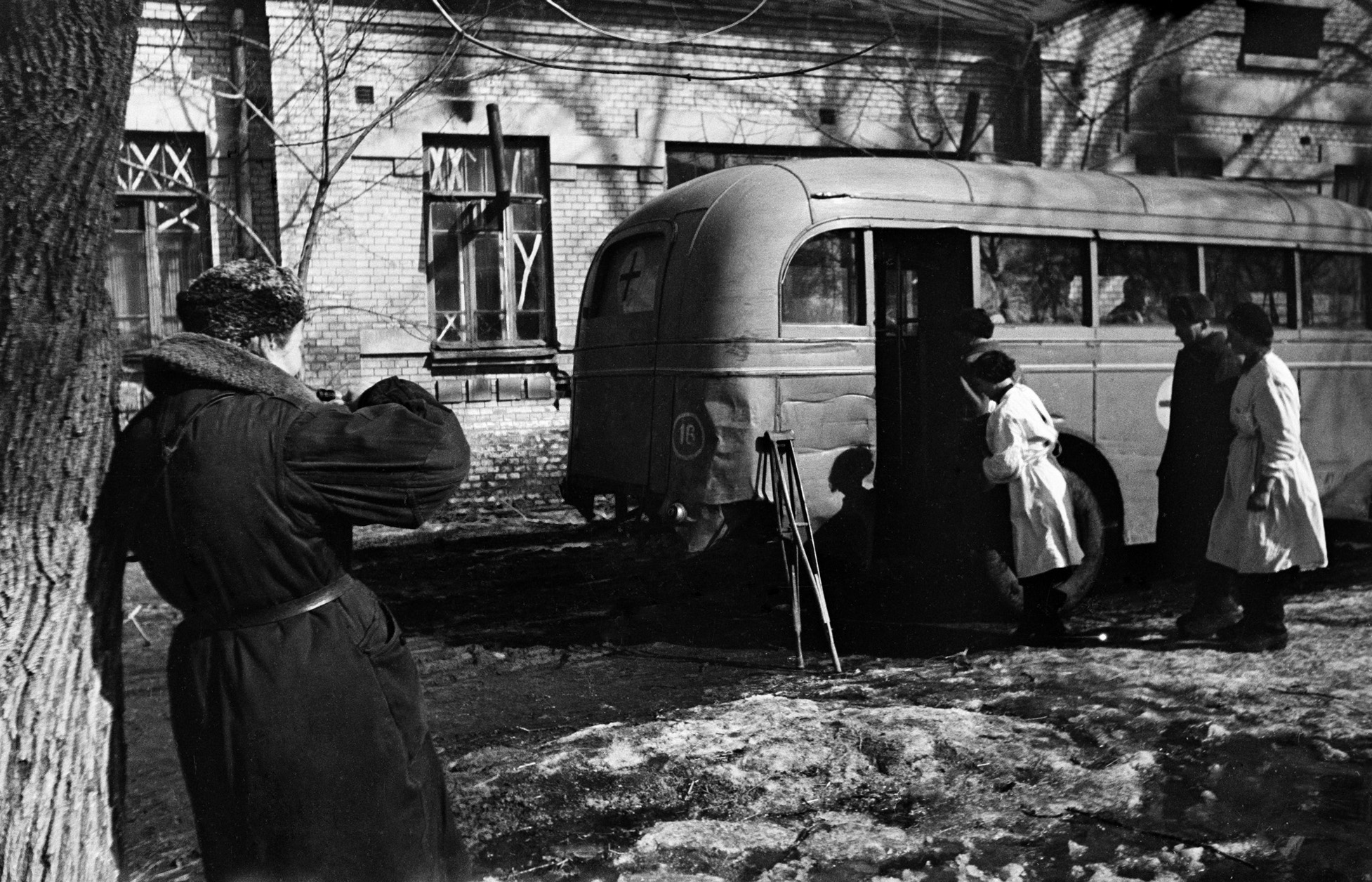 Госпиталь автобусы. Семён Осипович Фридлянд 1905-1964 фотографии. Фотограф семён Осипович Фридлянд. Фридлянд фотограф СССР.