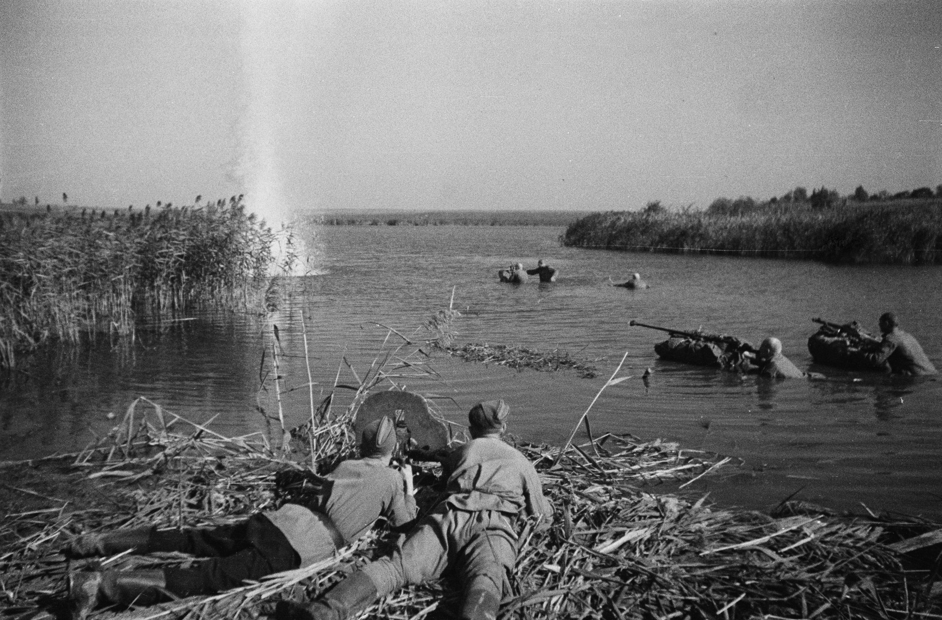 Форсирование. Битва за Днепр 1944. Форсирование Северского Донца 1943. Нижнеднепровская наступательная операция 1943. Форсирование реки 1941.