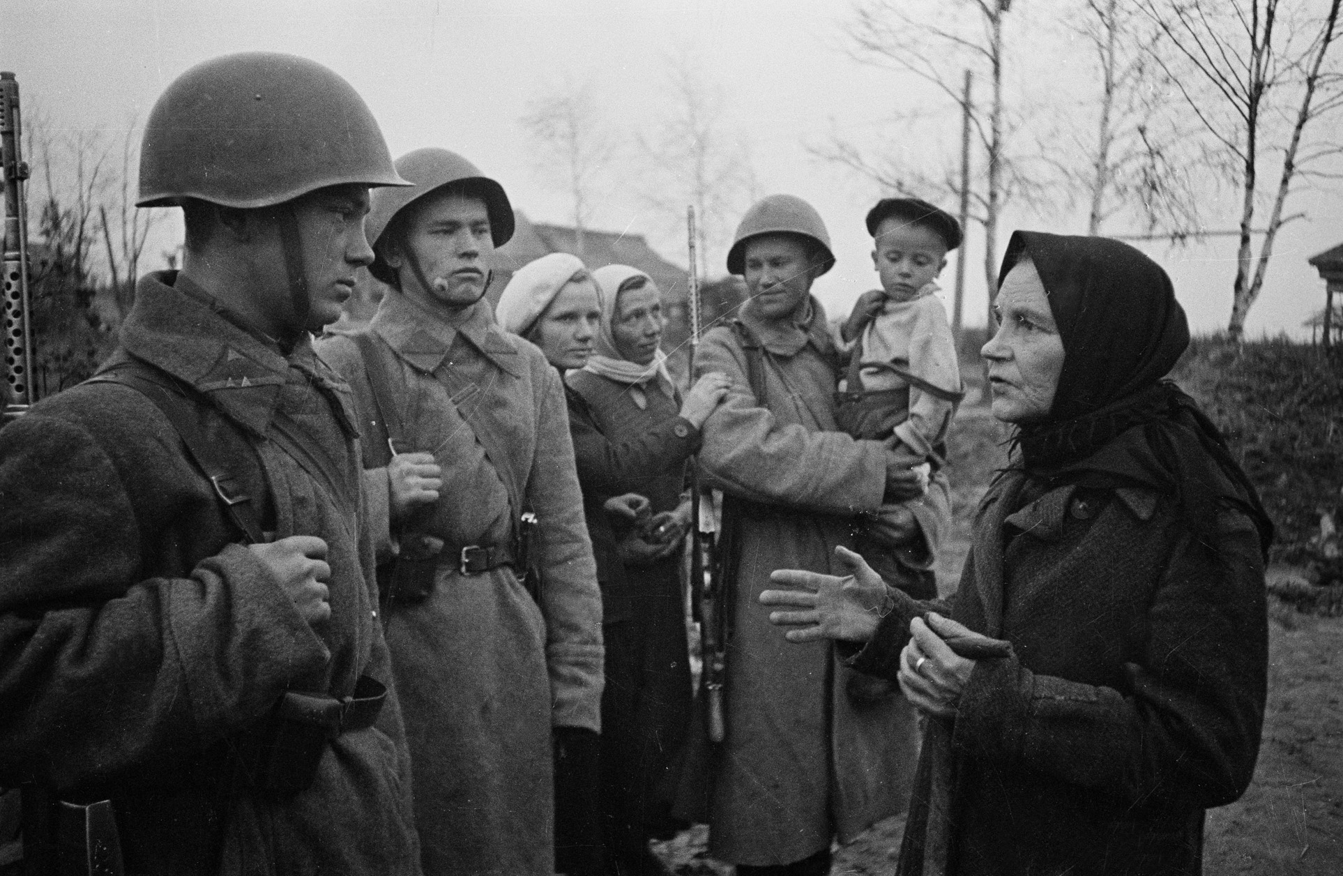 Советские солдаты в освобожденных селах