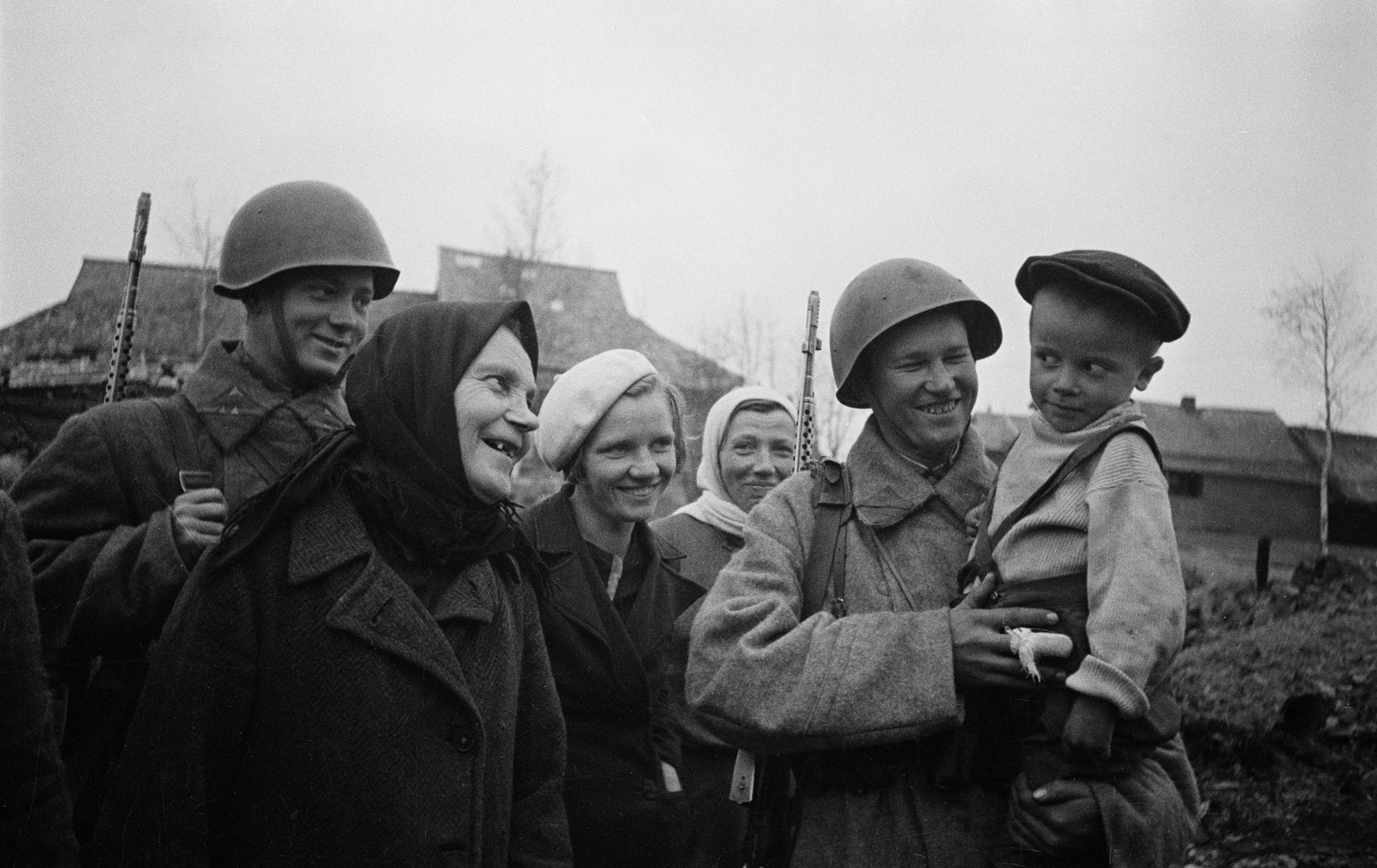 Советские солдаты в деревне