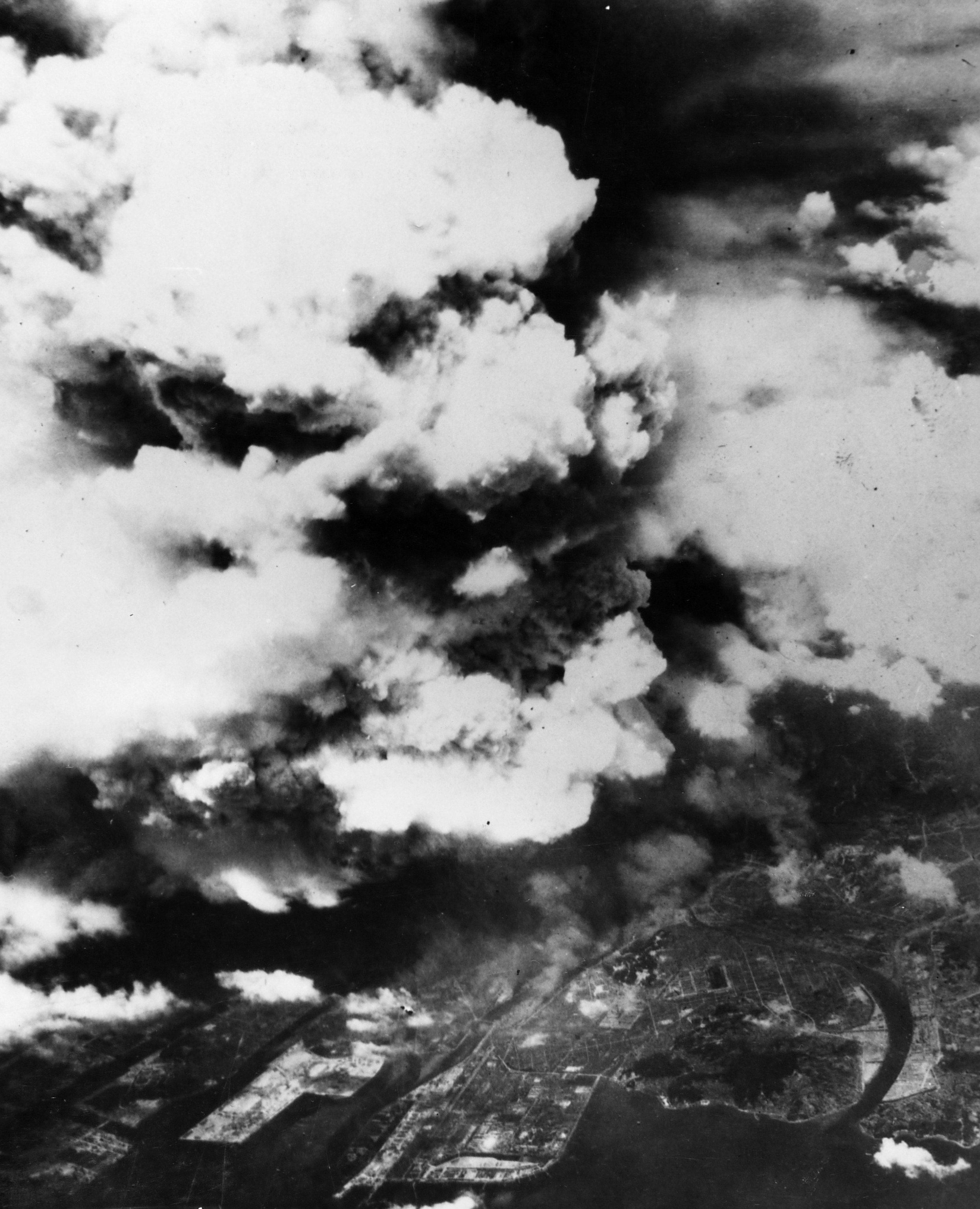 Когда сбросили бомбу на японию. Япония 1945 Хиросима и Нагасаки. Япония Нагасаки атомная бомба. Бомбардировка Хиросимы и Нагасаки.