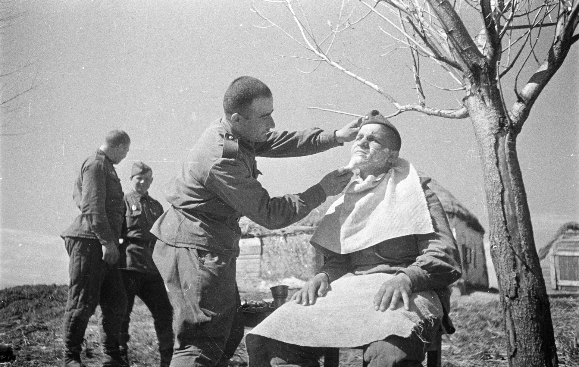Советские солдаты в перерывах между боями