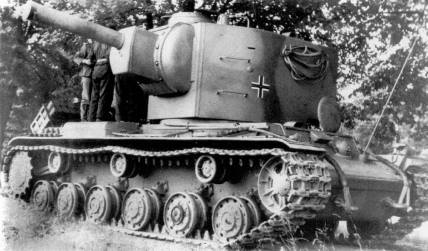 Танки кв немецкие. Кв2 танк 1941. Танк кв-1 на службе вермахта. Кв 2 немецкий танк. Танк кв-2 у немцев.