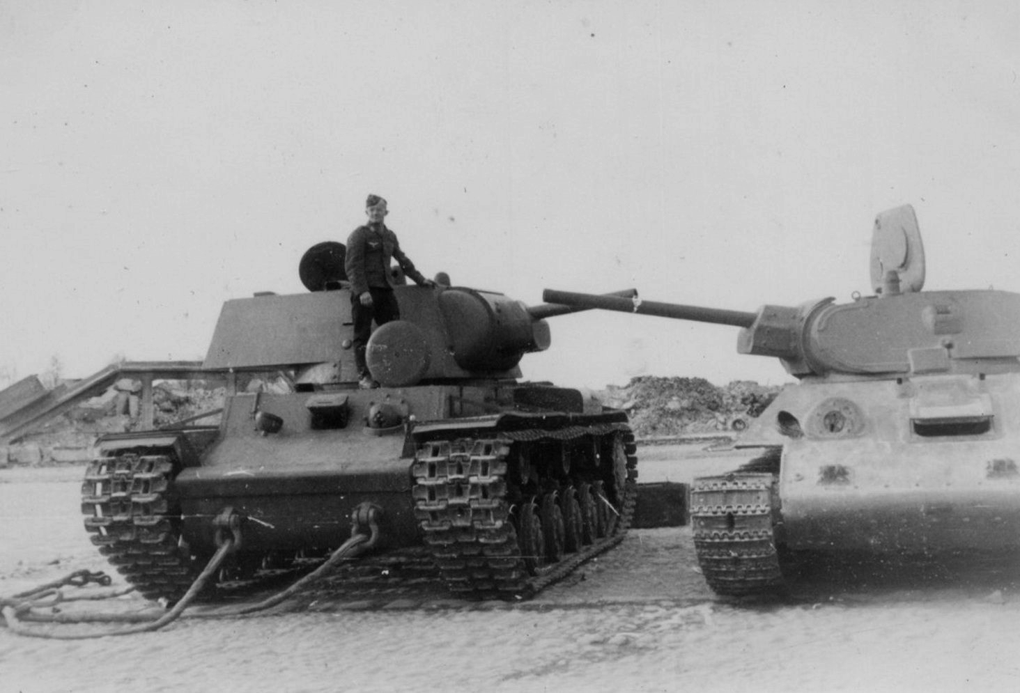Немецкий ис. Т-34 И кв-1. Кв1 танк и т34. Танки т 34 и кв 1. Кв 2 и т 34.
