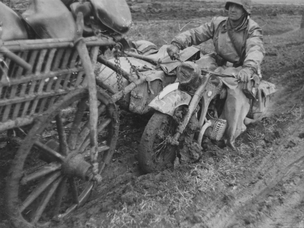 Фронт телега. Мотоцикл БМВ R-12 на Восточном фронте. Мотоциклы вермахта ВОВ 1941-1945. Немецкие мотоциклы ВОВ 1941-1945. Мотоцикл БМВ 2 мировой войны.