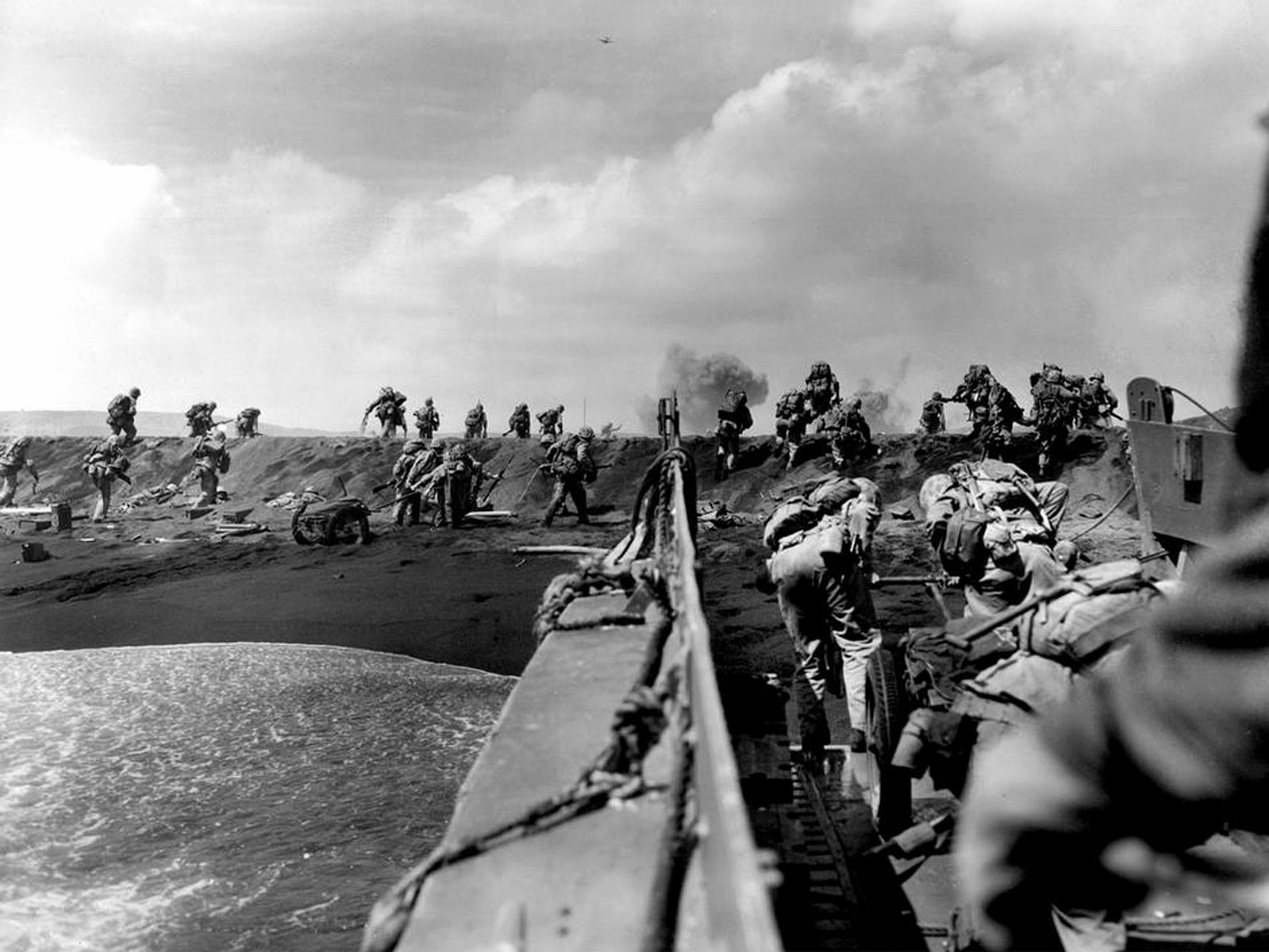 Американские морские пехотинцы на острове Иводзима 1945 г