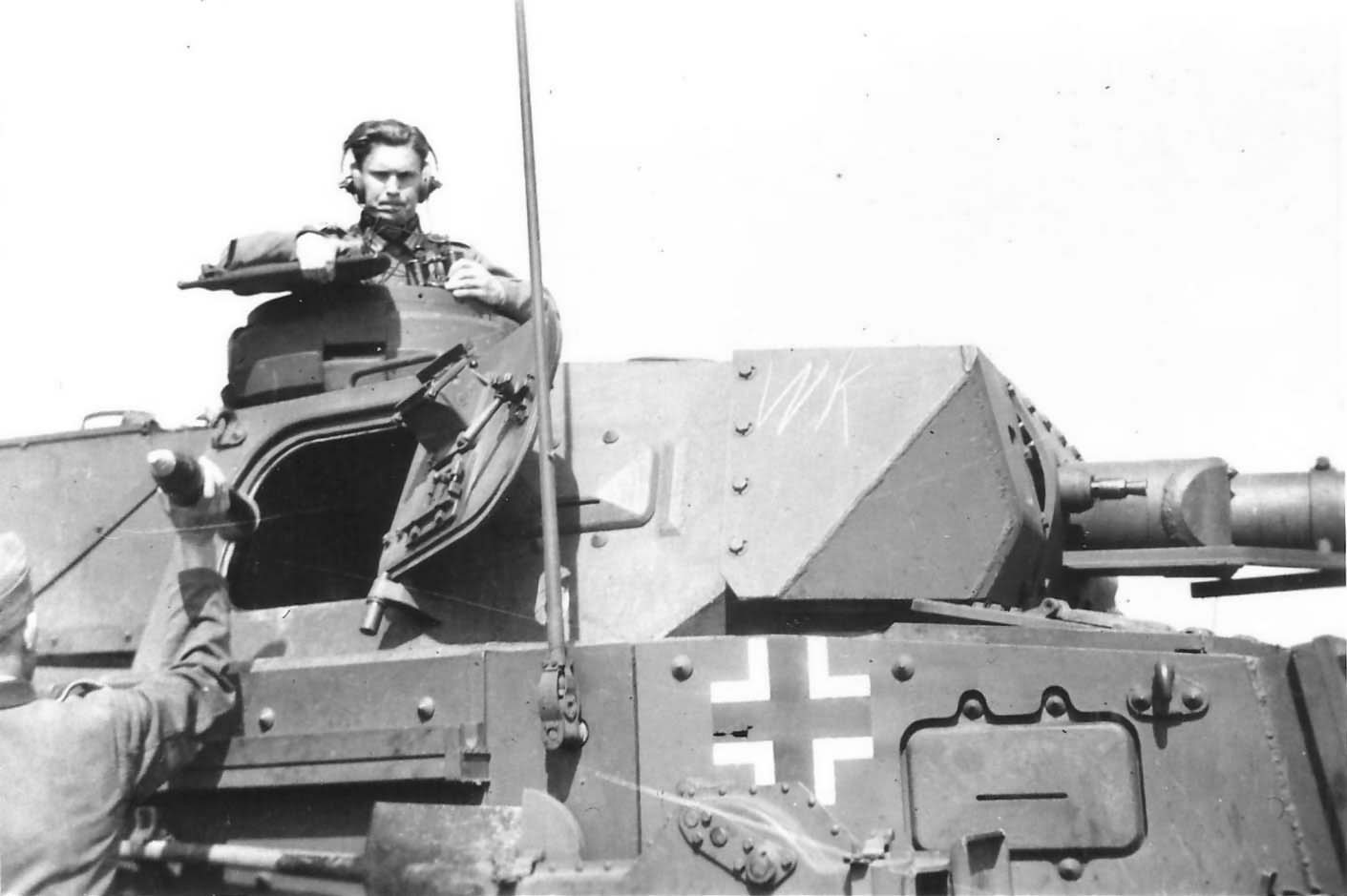 Немецкие танкисты производят загрузку боекомплекта в танк Pz.Kpfw. IV Ausf.  E, оснащенный броневыми накладками Vorpanzer [1] — военное фото