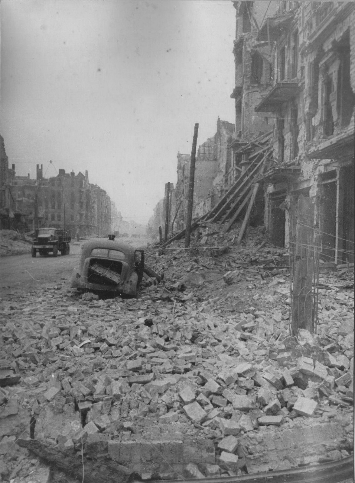 Разрушенный берлин. Развалинами Берлина удовлетворён. Руины Германии 1945. Разрушенный Берлин 1918.
