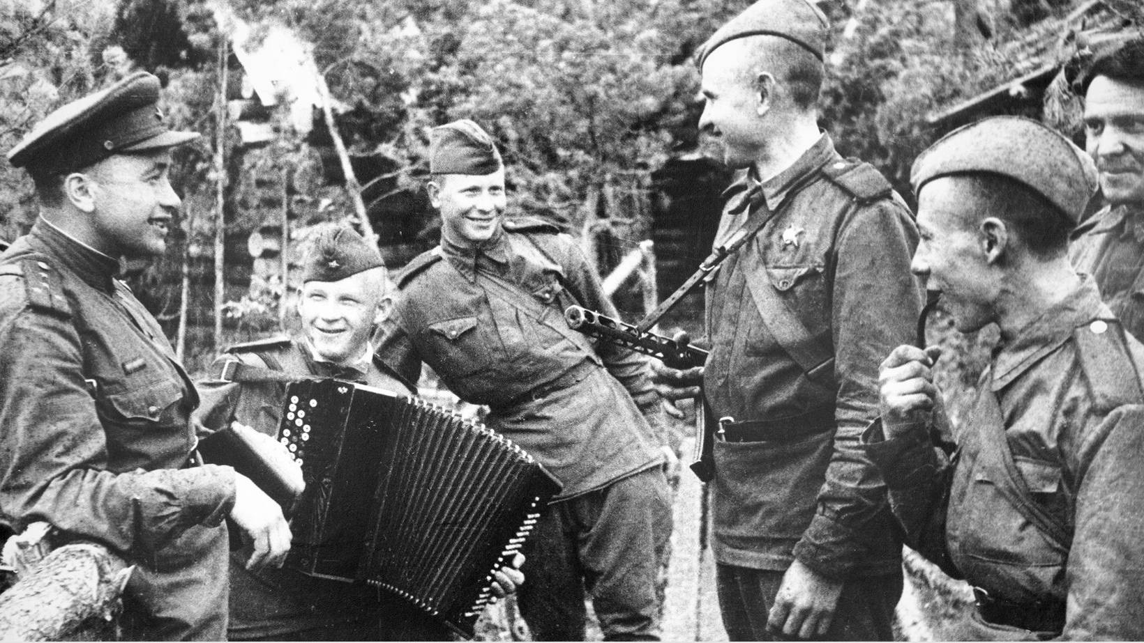 Песни написанные в 1945 году. Гармонь на фронте. Военные годы. Солдат с гармошкой. Советский солдат.