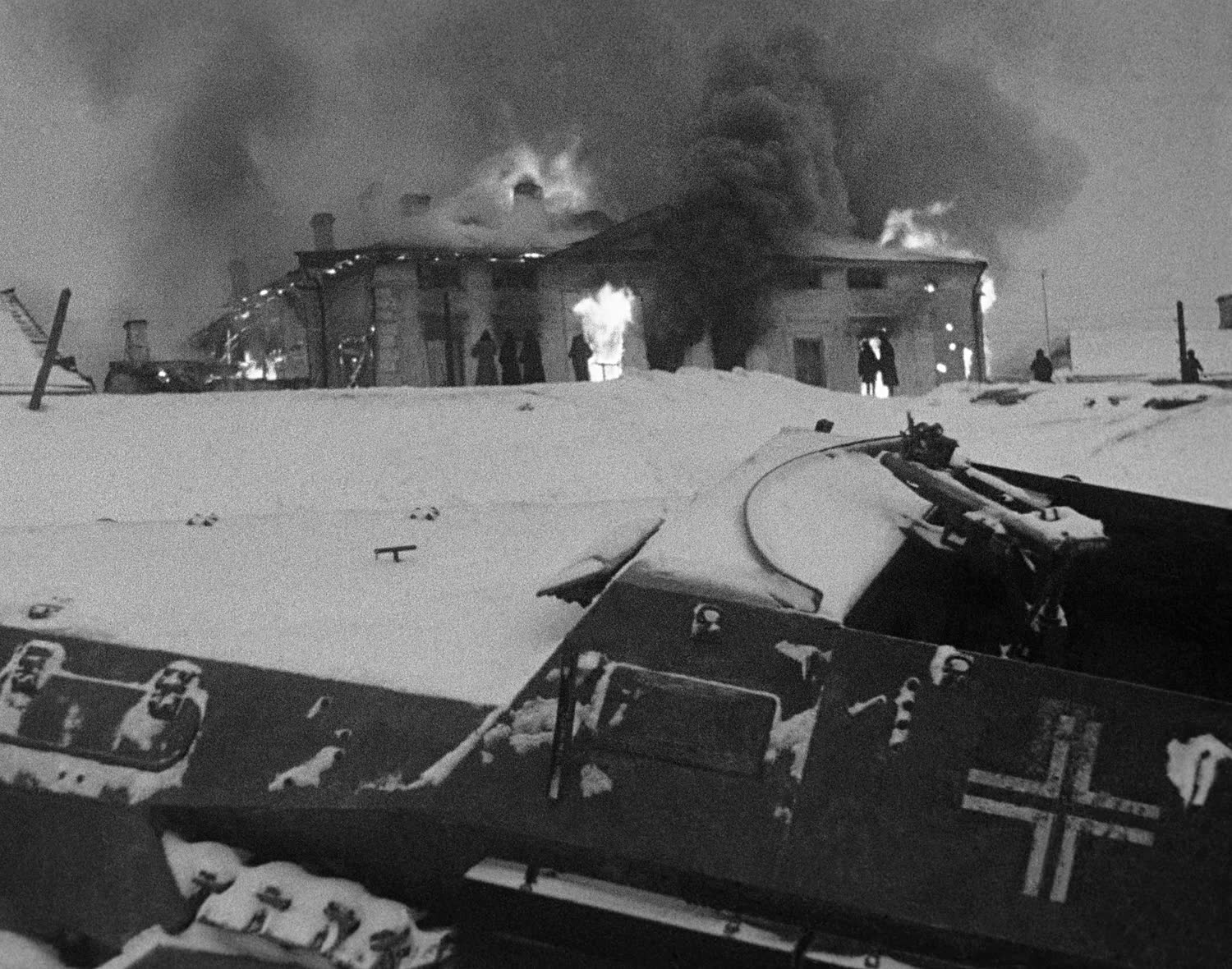 31 декабря 1941. Оккупация Калинина в годы войны 1941-1945. Битва за Тверь 1941. Подбитые немецкие танки под Москвой. Подбитый бронетранспортер 251.