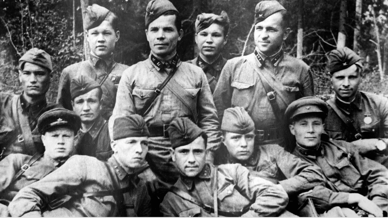 Их в живых осталось семеро молодых солдат. Стрелковый полк ВОВ 1941. Стрелковый полк 1942. Молодой солдат Великой Отечественной войны. Старый военный.