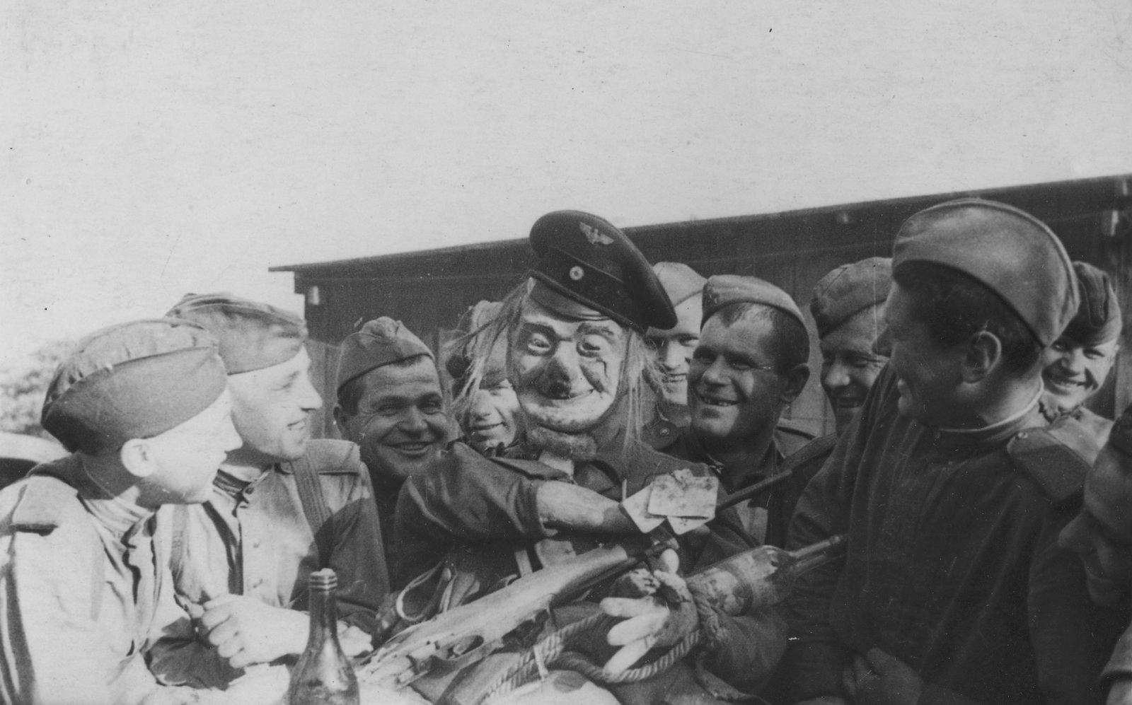 Советский солдат вернулся с фронта