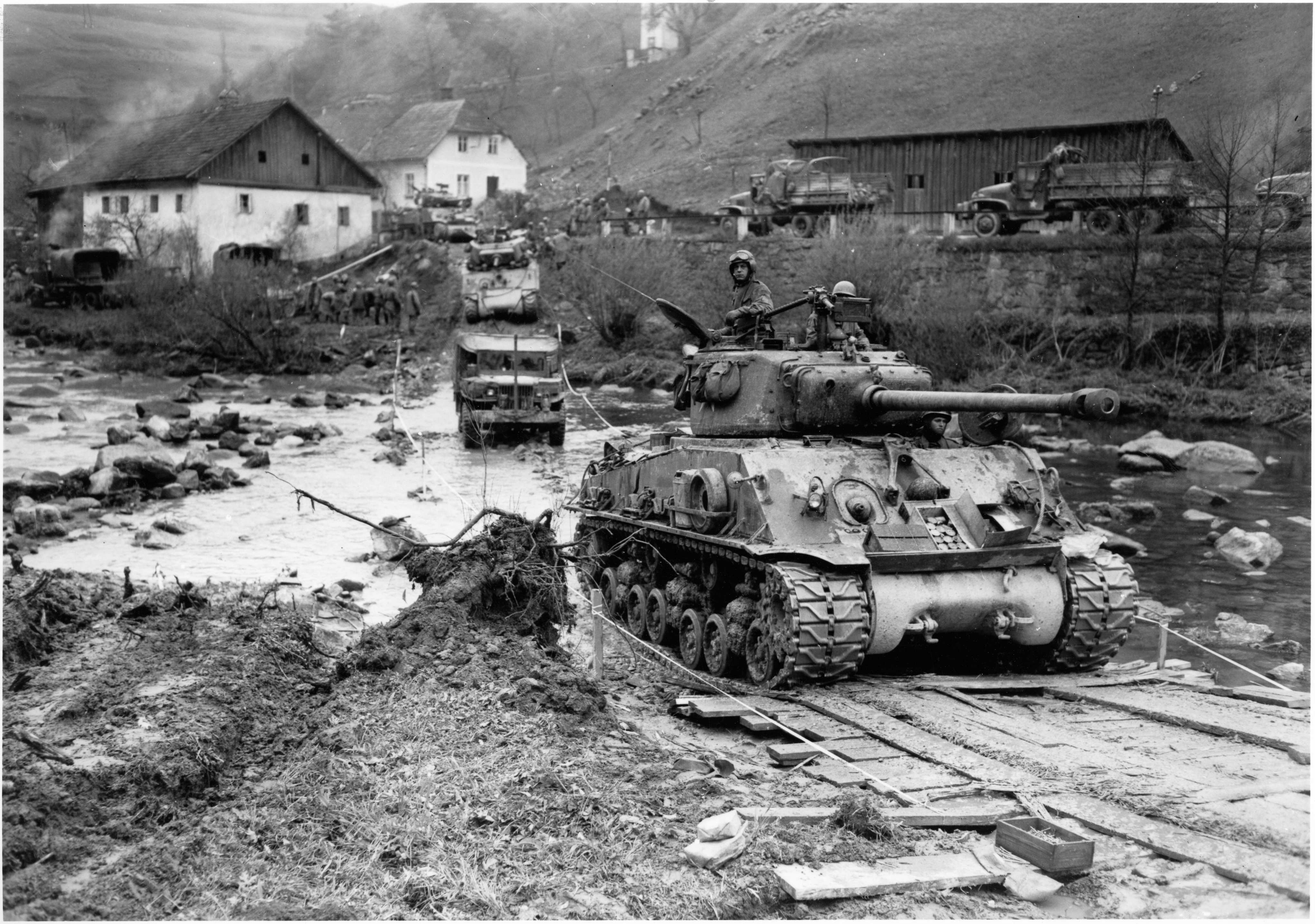 Западный фронт германии второй мировой войны. Танк м4 Шерман в Арденнах. Танки Шерман 1945. M4a2 Sherman Арденны 1944. Шерманы в Арденнах.