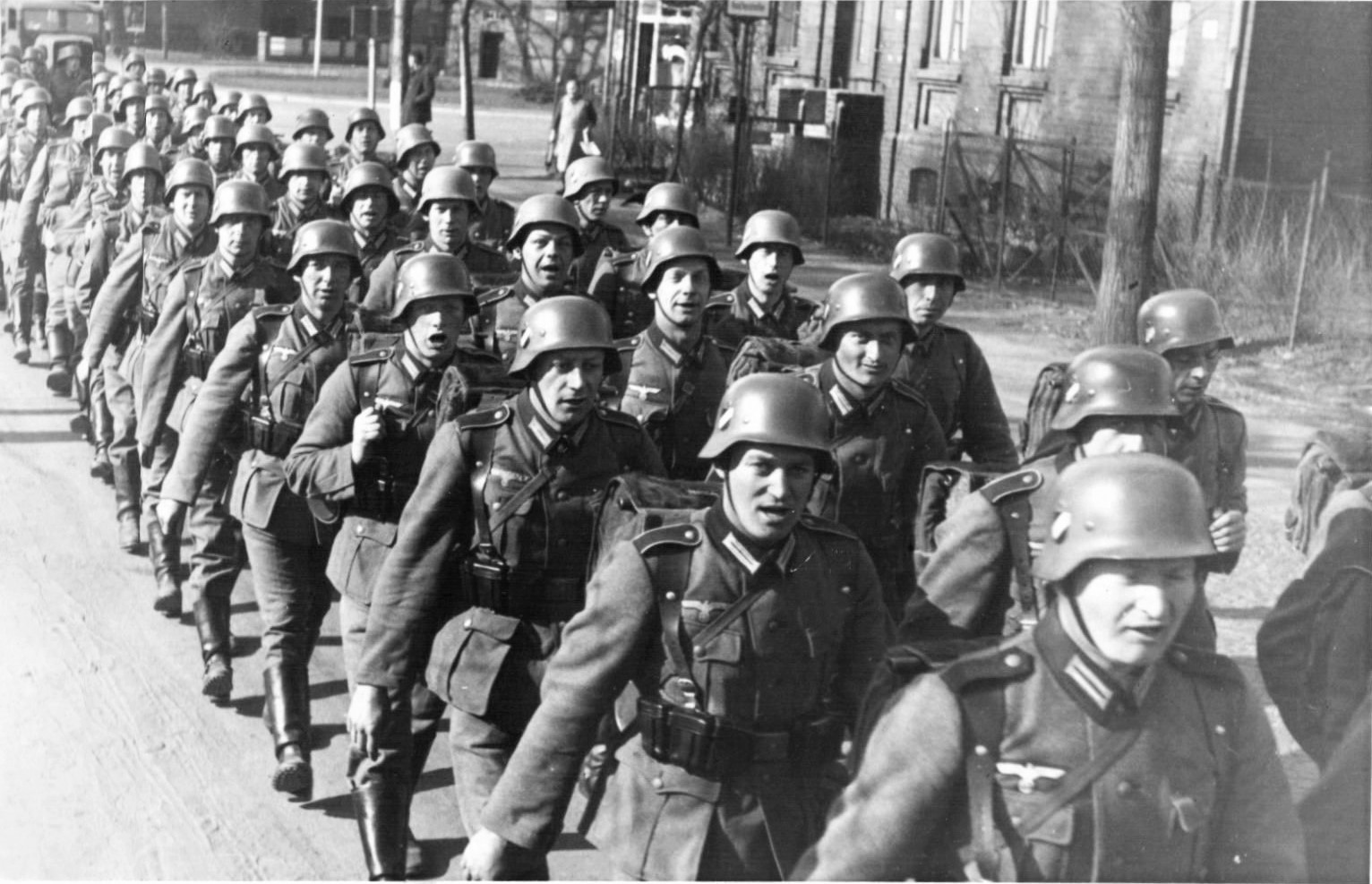 В каком году немцы вошли. Армия вермахта в 1941. Армия Германии 1941. Немецкая армия Вермахт. Марширующая армия Германии 1941.