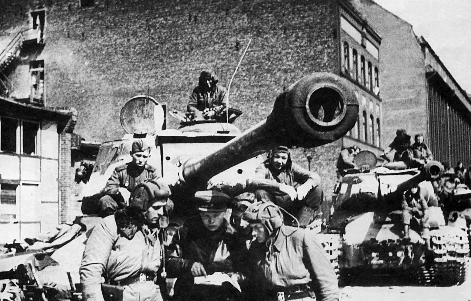 25 апреля 1945 г. 2 Гвардейская танковая бригада 1945. Танк ИС 2 В Берлине. РККА В Берлине 1945.