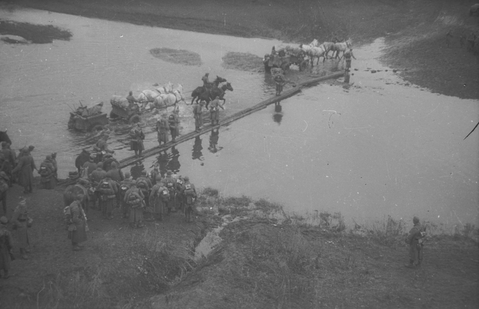 Понтоны первый взвод. Немцы переправляются через реку 1943. Переправа 1943. Одер 1945. Переправа немцев через реку Буг 1941.