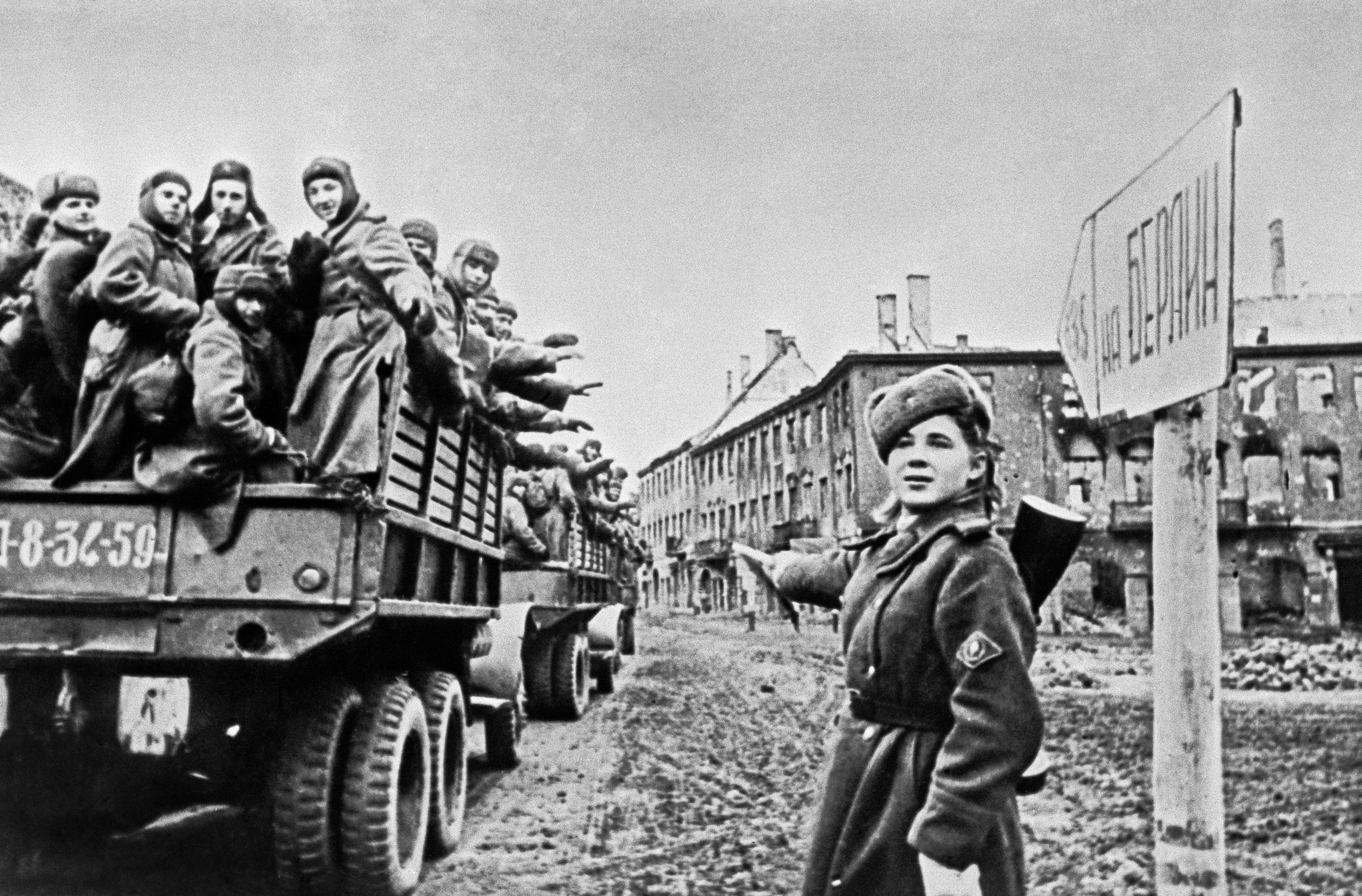 Беларусь у гады вайны. Регулировщица в Берлине 1945.