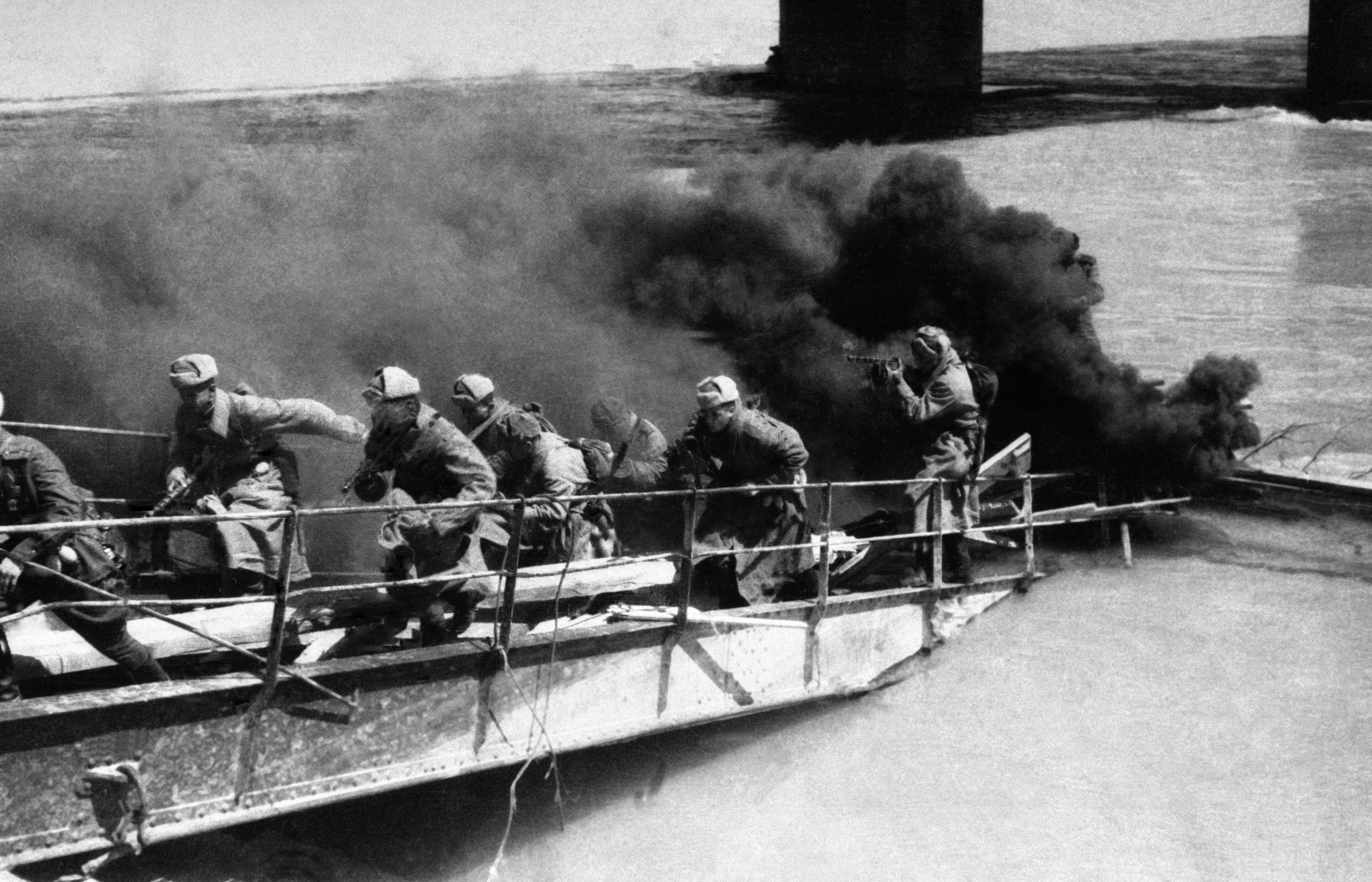 Битва за вену. Вена Дунайский канал 1945. Советские солдаты в Вене 1945. ВОВ освобождение Австрии.