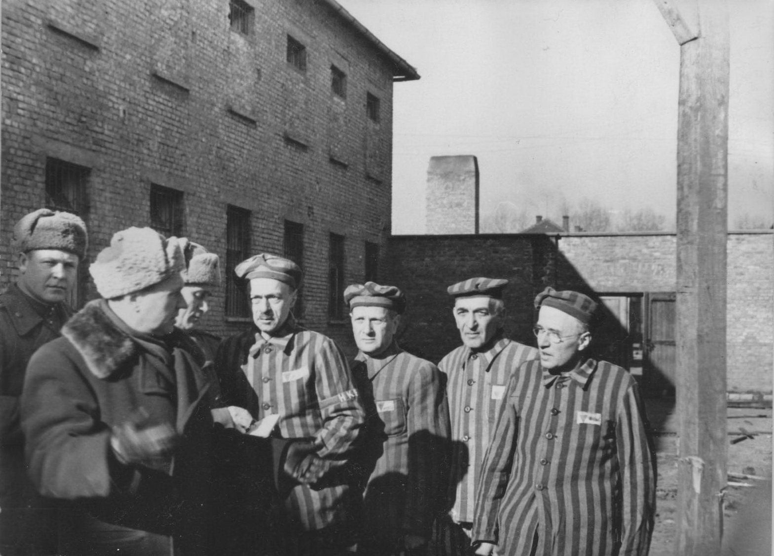 Освобождение лагеря смерти. Лагеря Освенцим Аушвиц-Биркенау. 27 Января 1945 освобождение узников концлагеря Освенцим. Концентрационный лагерь Аушвиц-Биркенау Освенцим Польша. Лагерь Освенцим Биркенау освобождение.
