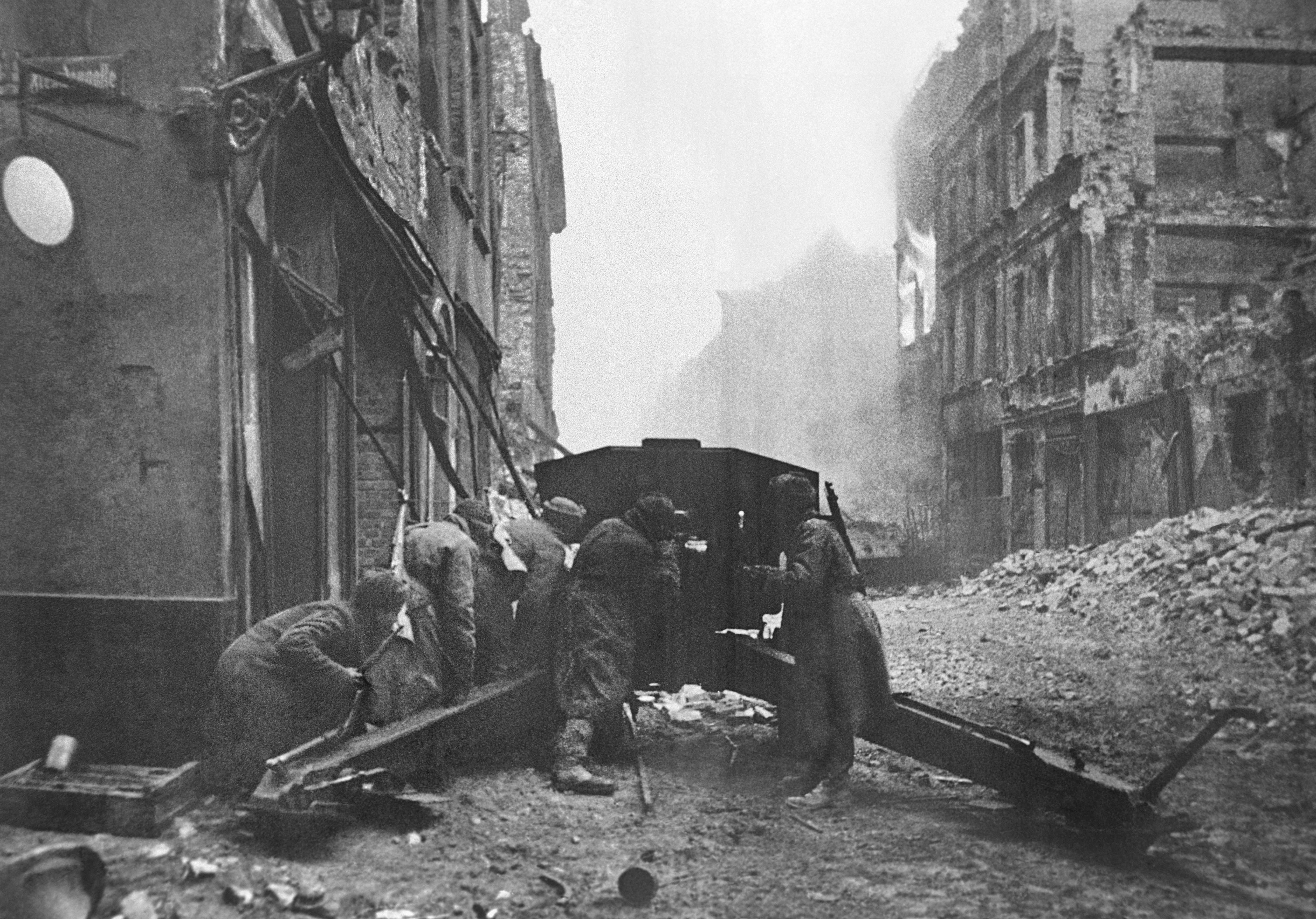 13 городов великой отечественной войны. Уличный бой 1945 года Берлин. Штурм Берлина артиллерия 1945.