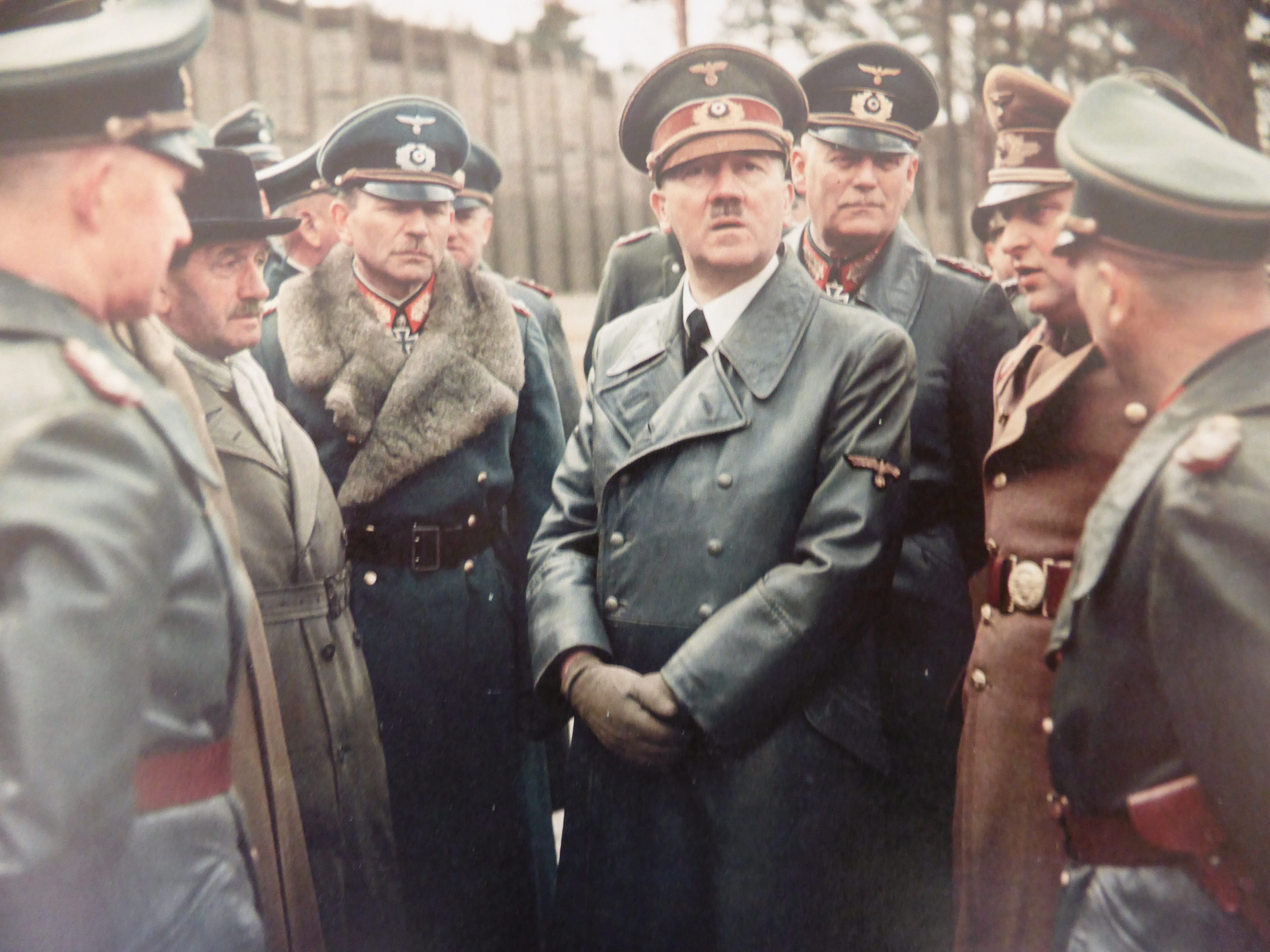 Фашистская германия годы. Адольф Гитлер 3 Рейх. Адольф Гитлер с генералами вермахта. Третий Рейх в цвете Адольф Гитлер. Германия 1945 Гитлер.