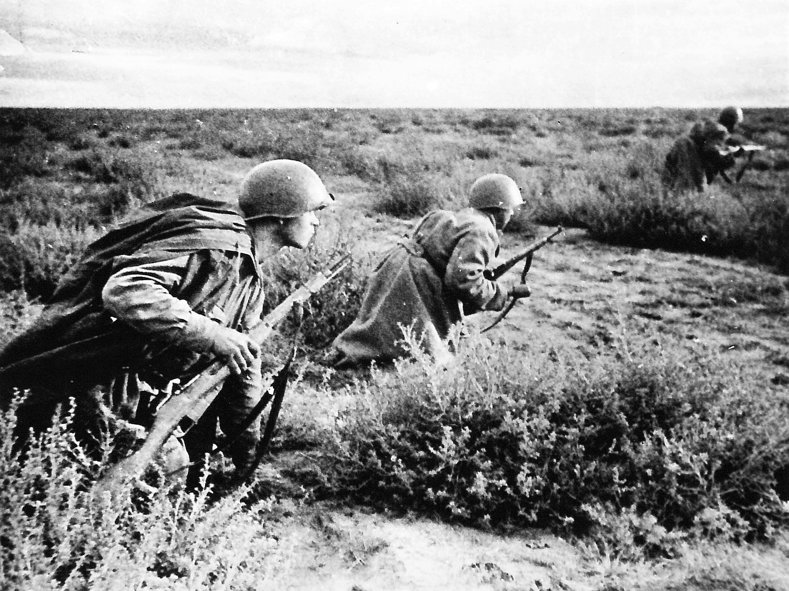 Нашел солдат в широком поле. Советские солдаты на войне 1941-1945. Солдат красной армии 1941-1945 в бою.