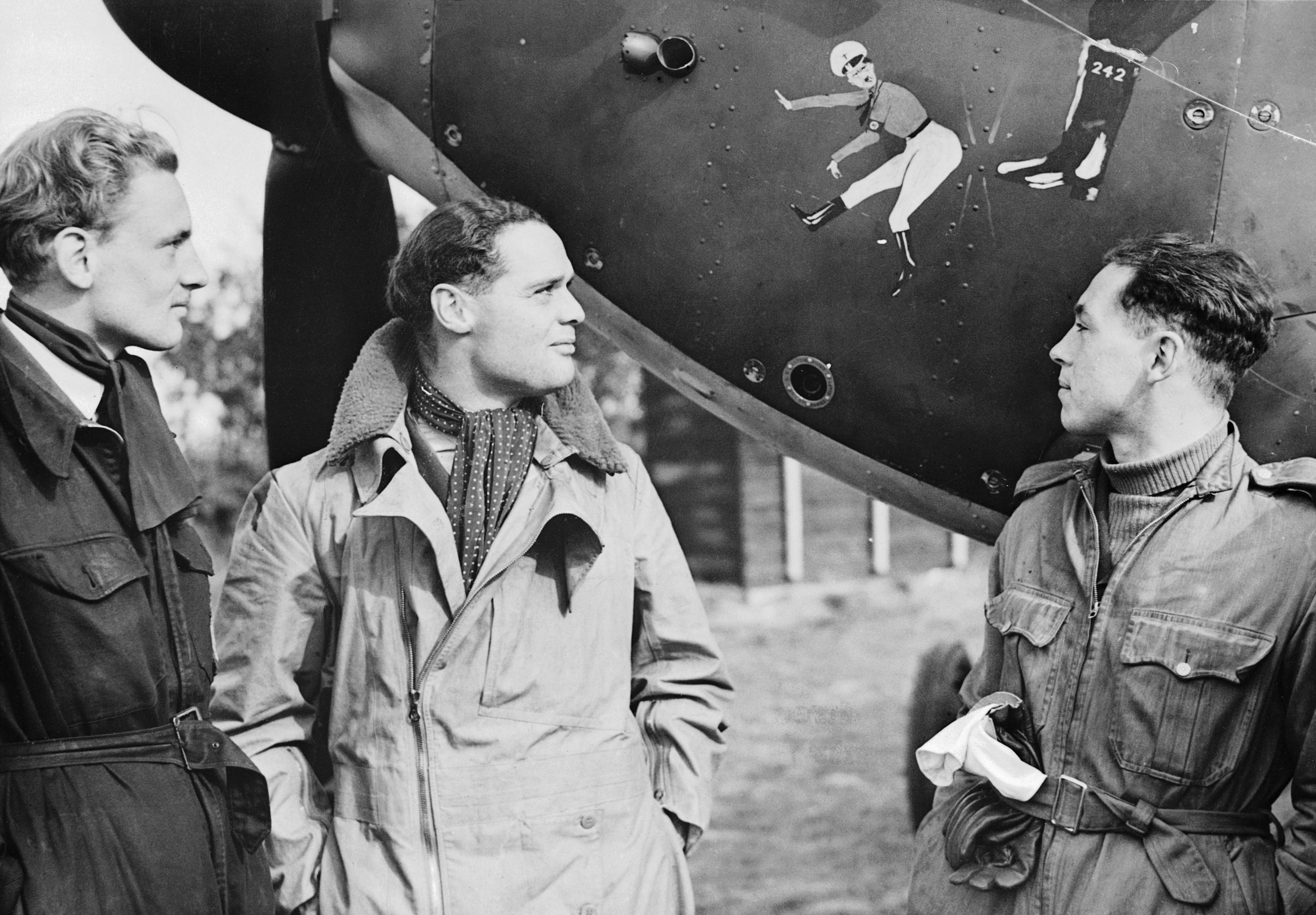 Летчик предательство. Британский летчик Дуглас Бадер. 242 Эскадрилья ВВС Великобритании. Королевские ВВС Великобритании второй мировой. Битва за Британию 1940.