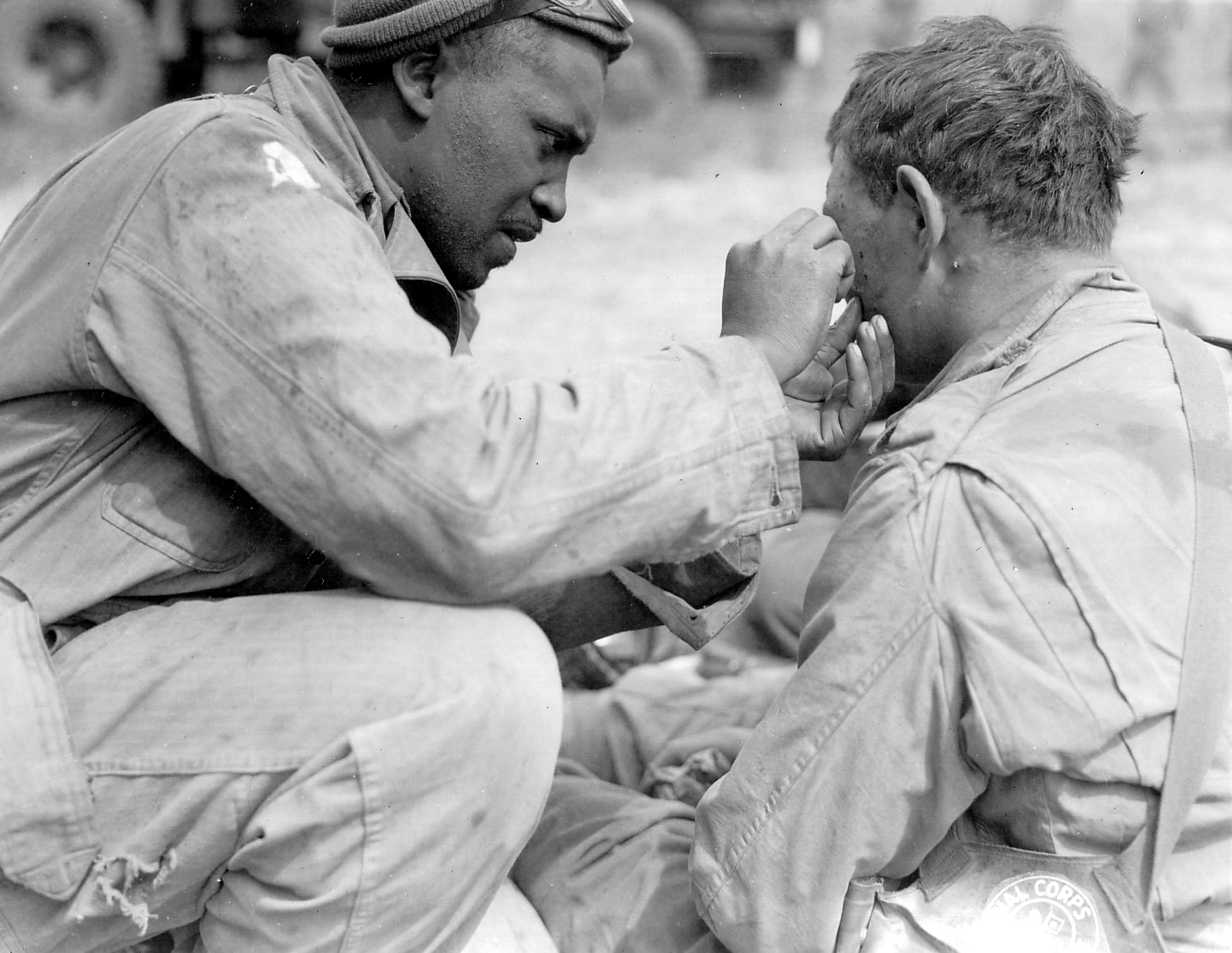 Хочу помочь солдатам. Солдаты помогают друг другу. Прощание американского солдата, 1944. Солдаты США темнокожие.