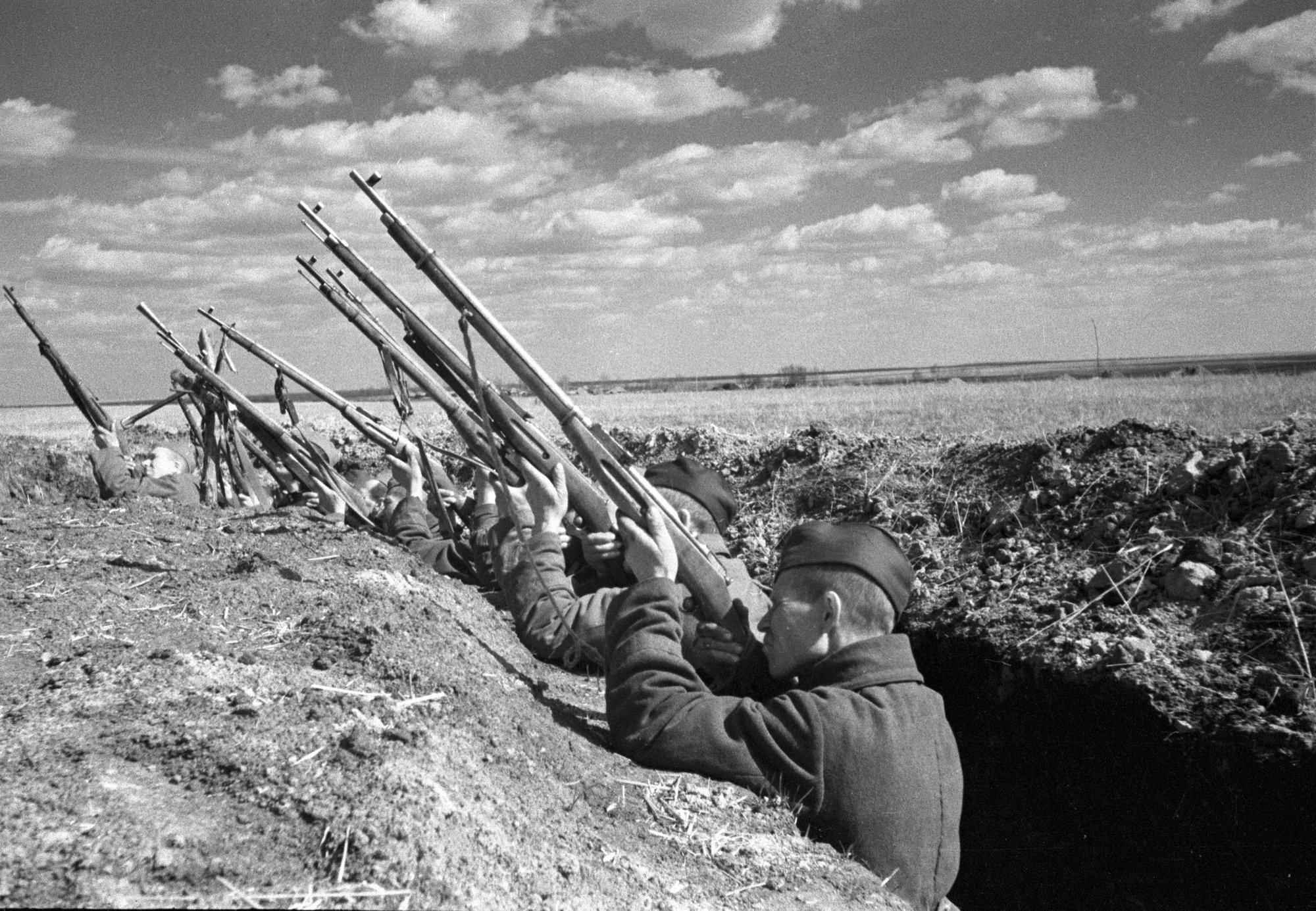 Годы второй мировой войны и великой отечественной. Советские солдаты в окопах 1941. Курская битва Великой Отечественной войны.