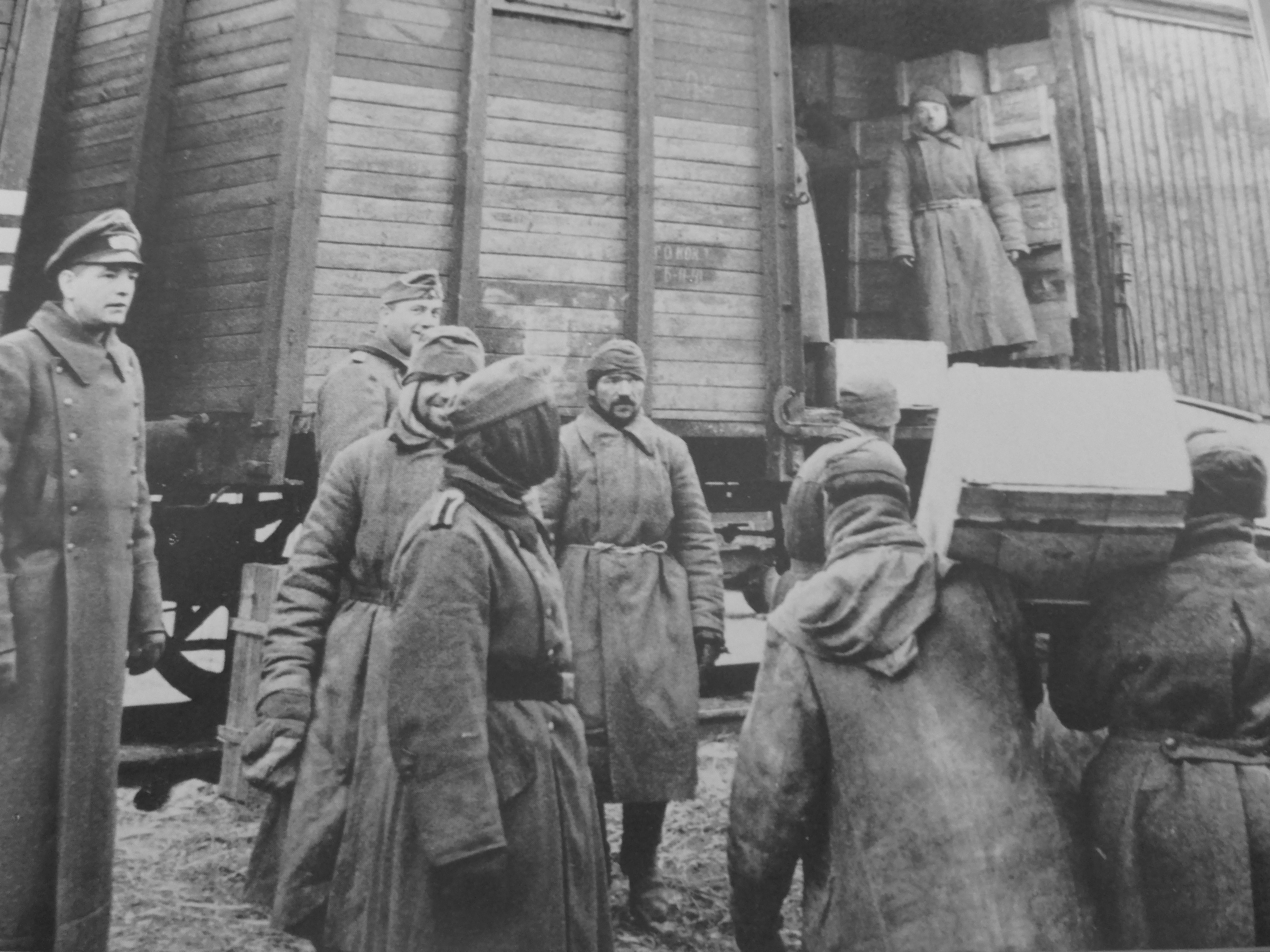 Депортация 1941. Советские военнопленные 1941 в вагонах. Советские военнопленные 1942. Немецкий поезд с пленными.