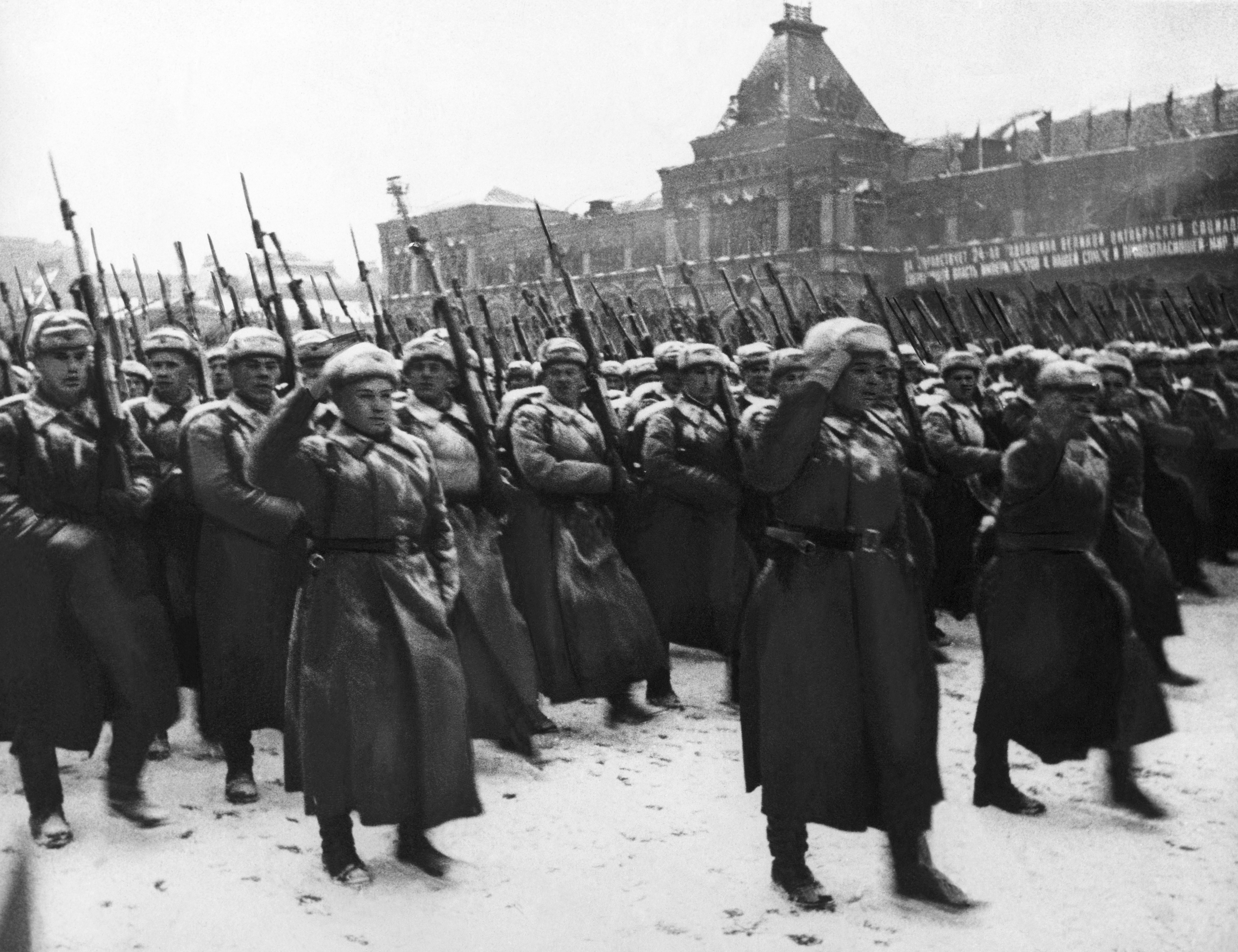 Где проходил парад в 1941 году. Парад на красной площади 1941. Парад 7 ноября 1941. Парад 7 ноября 1941 в Москве на красной площади. Парад на красной площади 1941 битва за Москву.