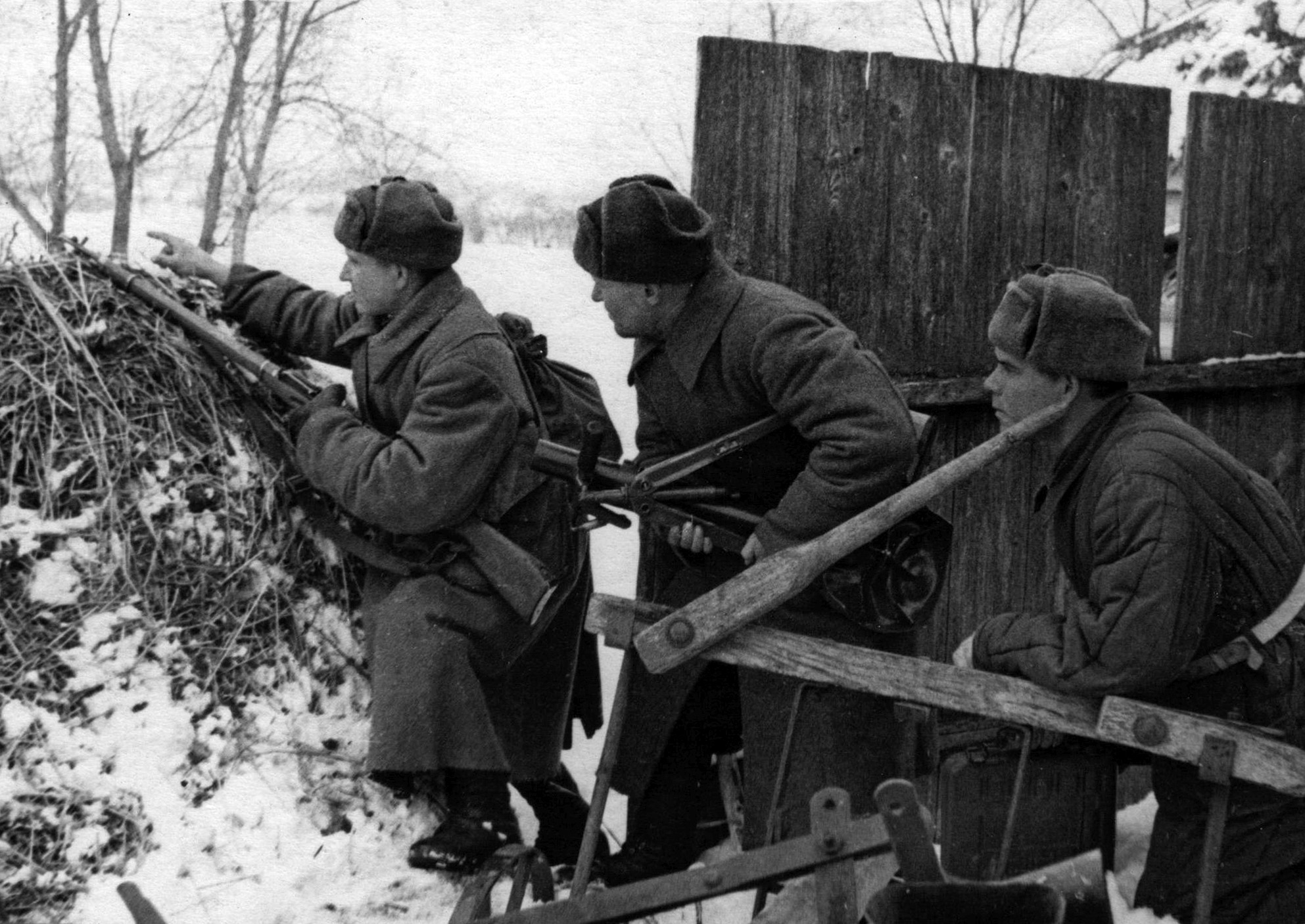 Наша области великой отечественной войне. Советские солдаты в деревне 1941. Битва под Москвой ноябрь 1941. Советские солдаты под Москвой 1941. Советский солдат зима 1941.