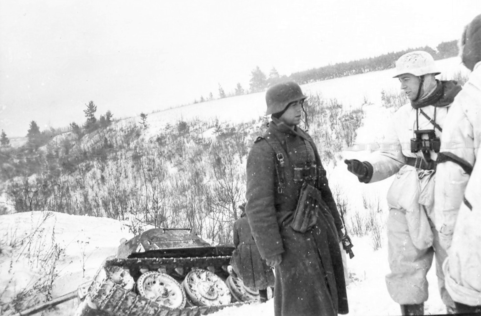 Немецкий западный фронт. Солдаты вермахта под Москвой 1941. Танки вермахта Демянск зима 1942. Солдаты вермахта зима 1941. Зимняя униформа вермахта 1942.