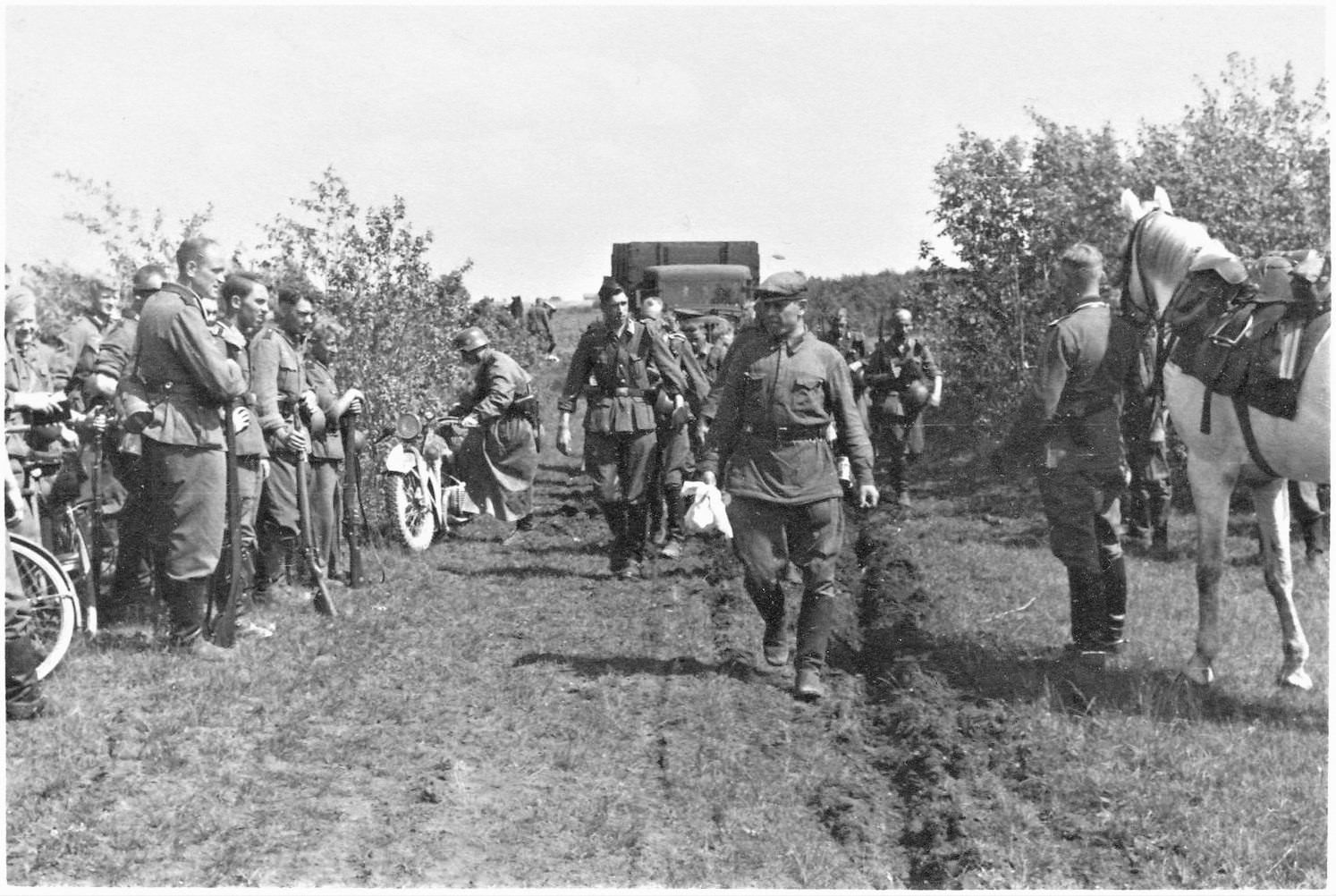 1 июня германия. Солдаты вермахта 22 июня 1941. Солдаты вермахта июнь 1941. Пленные советские солдаты 22 июня 1941 года. Немецкие войска пересекают границу советского Союза 22 июня 1941 1941.